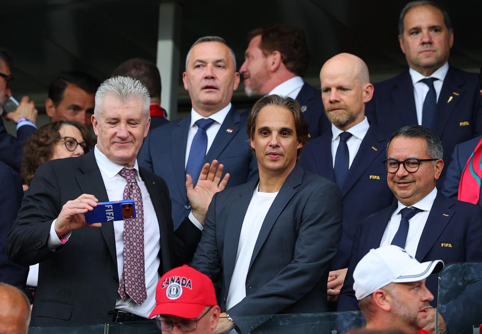 U njezinu društvu na tribinama se nalazio i potpredsjednik Vlade te ministar mora, prometa i infrastrukture Oleg Butković, koji je iz Toronta slao podršku hrvatskoj momčadi.