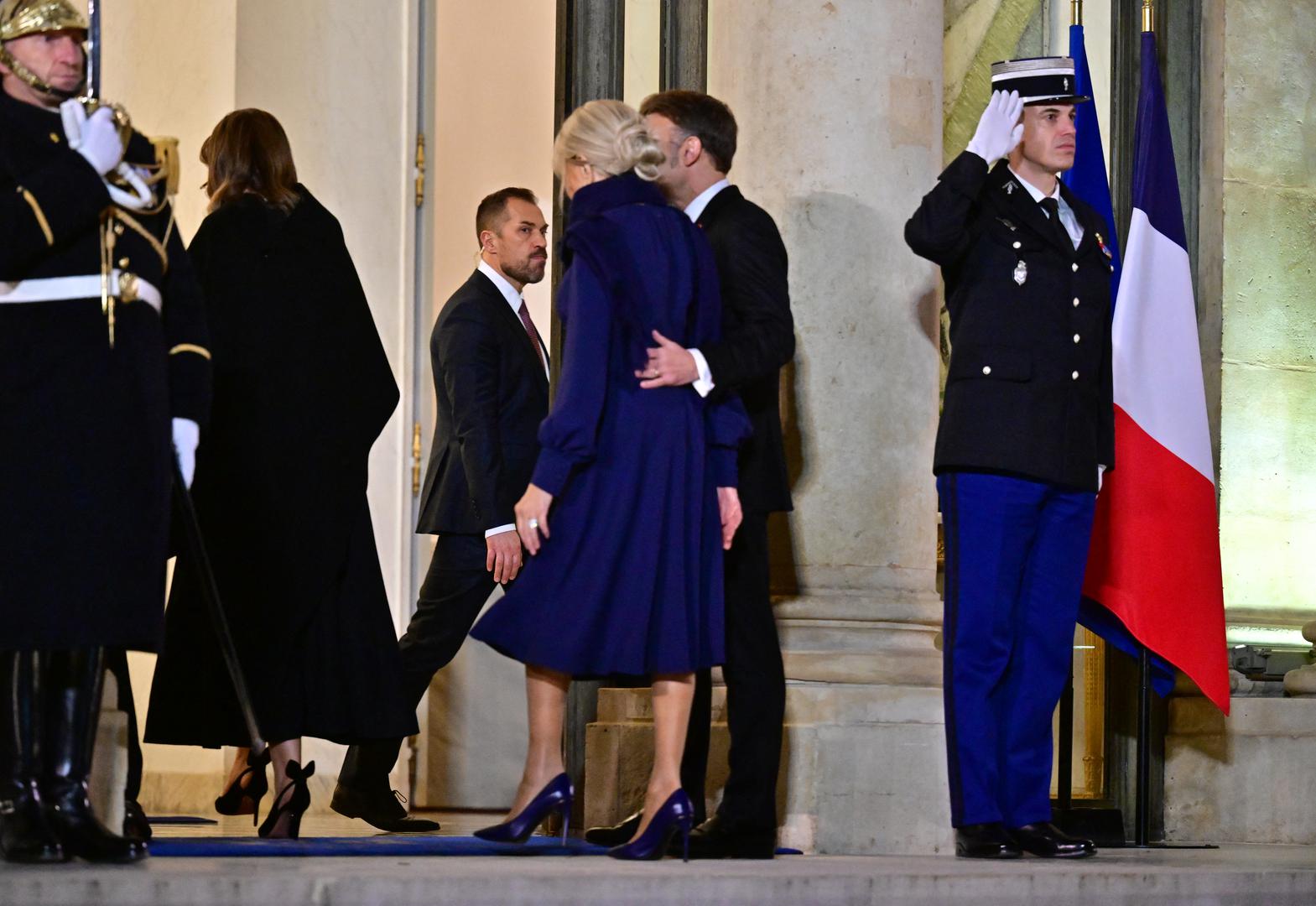 U trenutku dok su Macron i Plenković razgovarali o politici i suradnji dviju država, Ana Maslać Plenković na crvenom tepihu je odradila svoj tihi, ali vrlo efektan diplomatski “nastup”. 