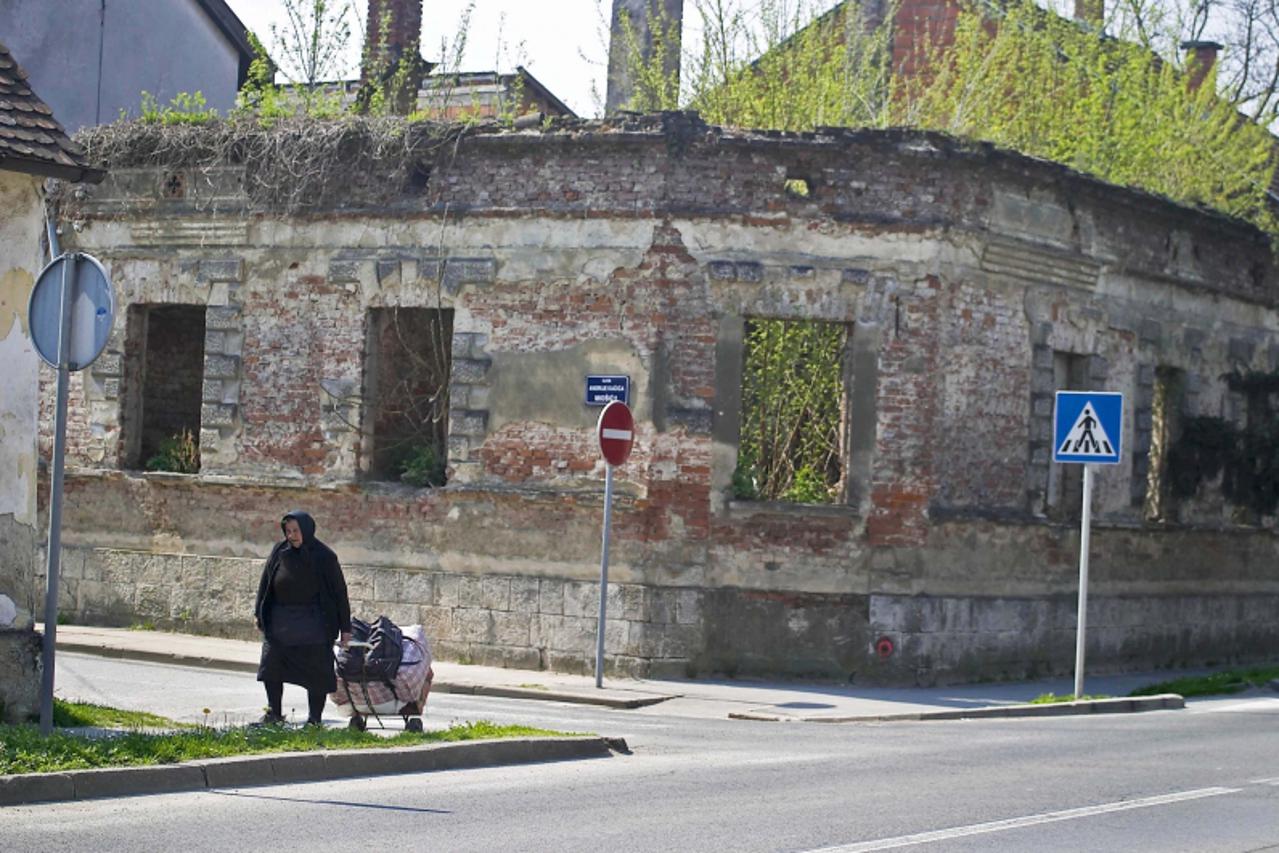 'ZA LOKAL SISAK.7.4.2009.PETRINJA..STO NIJE UCINILA GRADSKA VLAST...............JOS UVIJEK IMA RUSEVINA U GRADU,............... SNIMIO:MIROSLAV SANTEK'