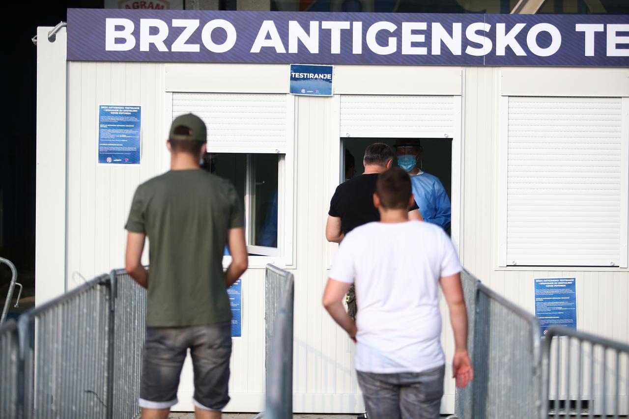Zagreb: Navijači se testiraju na punktu za brze covid testove prije ulaska na stadion Maksimir