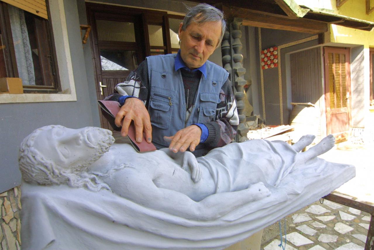 '19.03.2010., Koprivnica, Pero Kolaric, travar i kipar iz prekodravskog mjesta Zdala, izradjuje betonske kipove. Photo: Marijan Susenj/PIXSELL'