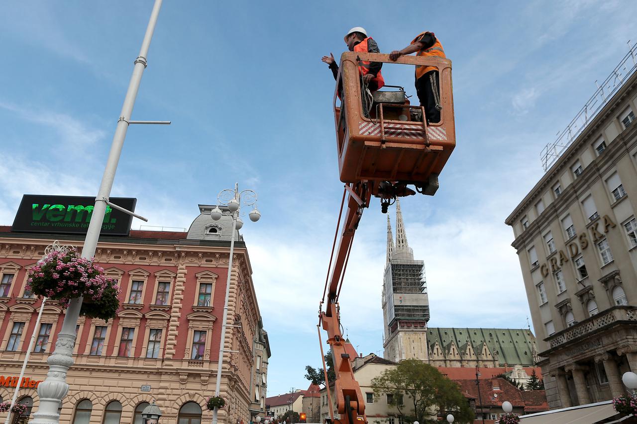 14.10.2014., Zagreb - Na Trgu bana Josipa Jelacica nastavljeno je postavljanje kamera za videonadzor. Od sada ce Trg biti pokriven i sa istocne strane. Photo: Patrik Macek/PIXSELL