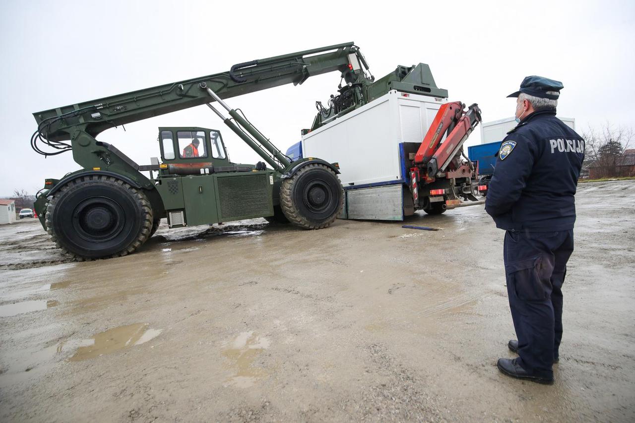 Uručena prva dva kontejnera madjarske donacije potresom pogođenim područjima