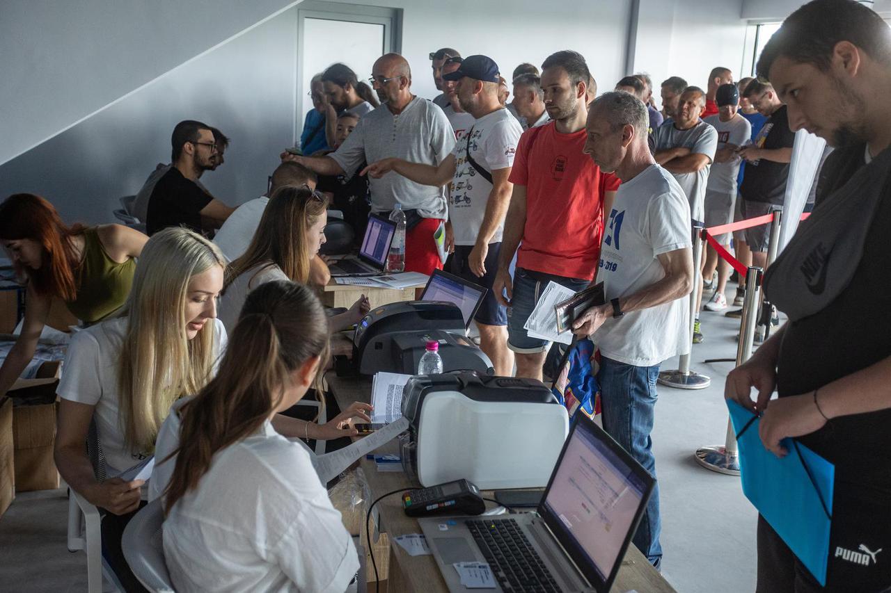 Osijek: Velike gužve i u popodnevnim satima ispred novog stadiona za godišnju ulaznicu