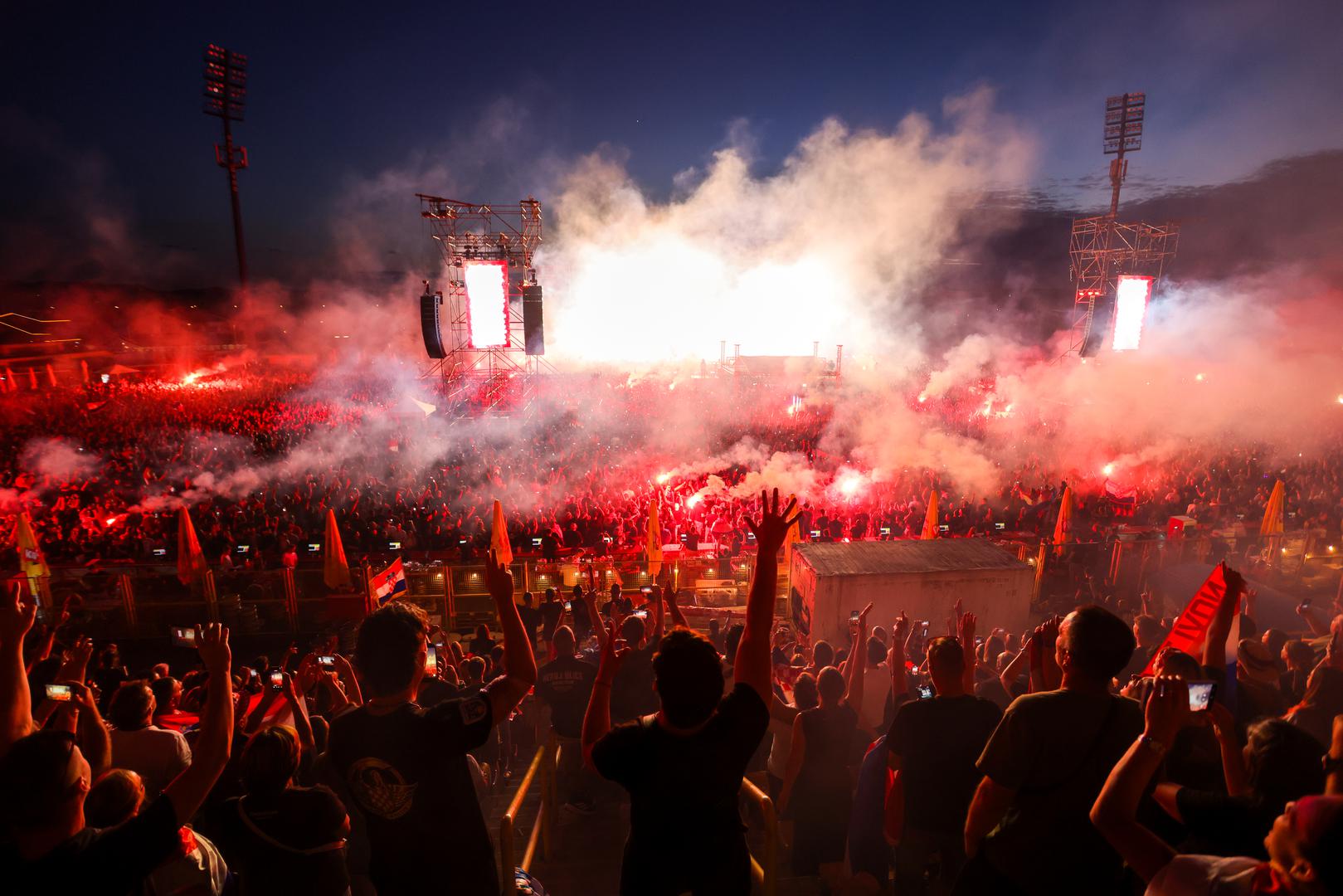  Koncert je otvorio pjesmom "Ustani iz sjene", a na prve taktove pjesme publika mu se odmah pridružila i njegov dolazak na pozornicu popratila je pljeskom, a prva pjesma je bila popraćena i pirotehničkim efektima. 