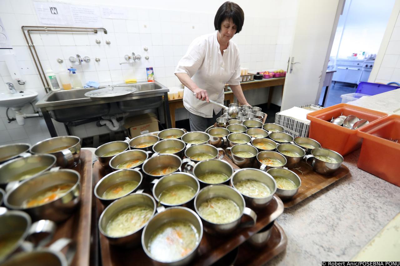 Zagreb: Dnevni obrok poslužen u Osnovnoj školi Voltino