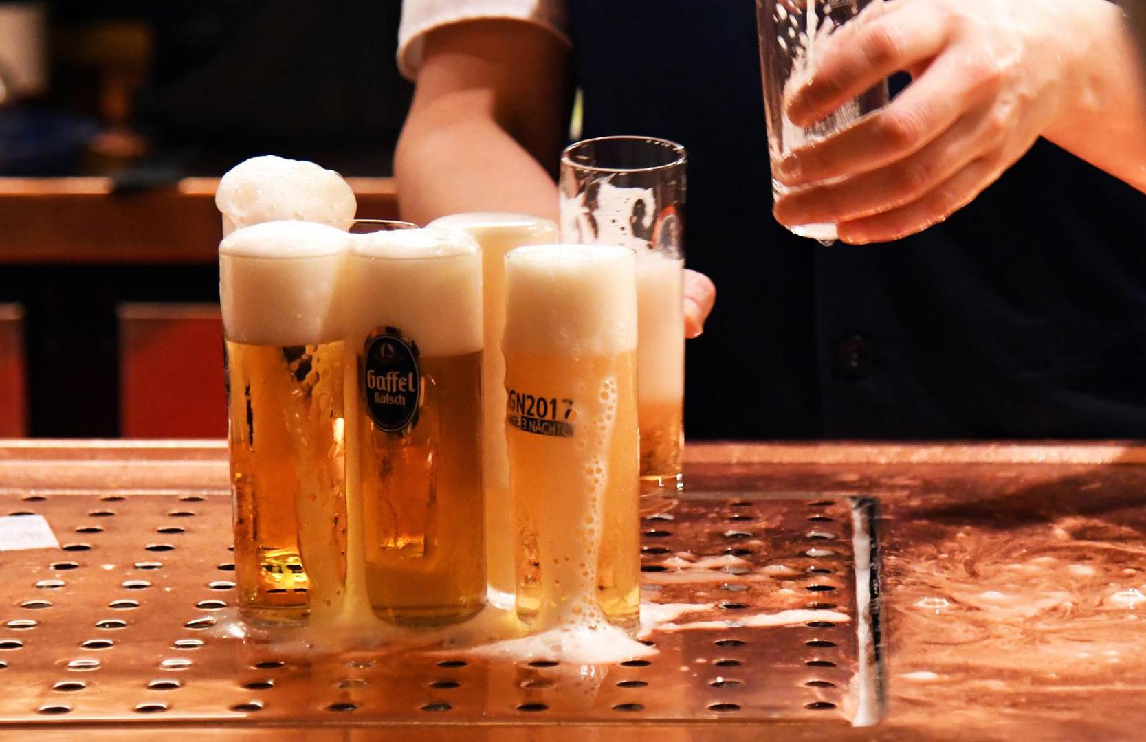 7. Pivo - Da, komarci vole i pivo. Naime, ljudi koji popiju samo bocu piva proizvode više etanola, koji zatim luče kroz kožu, a temperatura kože također postaje viša.