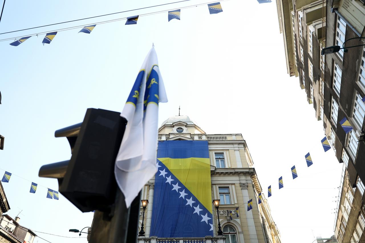 Centar Sarajeva ukrašen zastavama povodom Dana nezavisnosti BIH