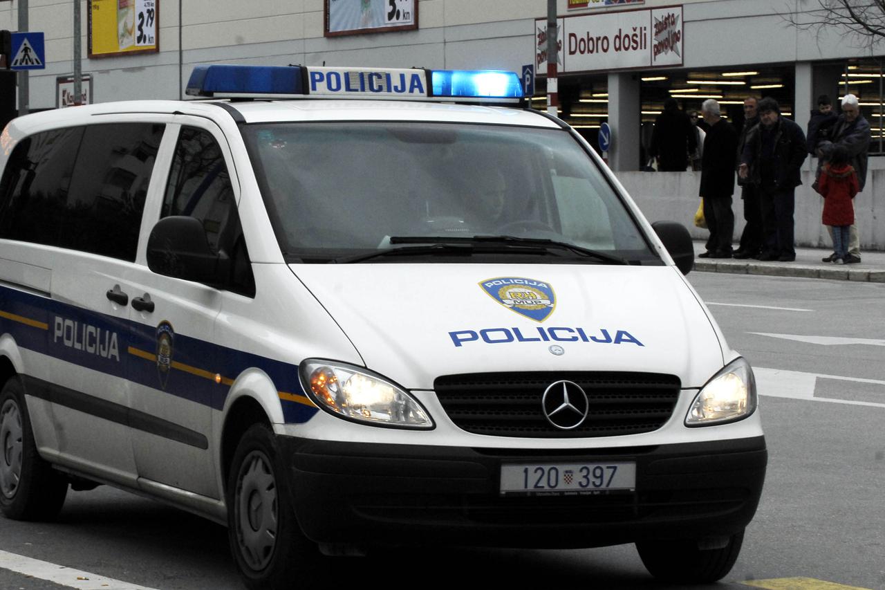 26.01.2009.,Split ,Hrvatska - Prometna nesreca na brdima pokraj prodajnog centra kaufland gde je radnik trvtke Inero s kombijem tvrtke udraio djecaka koji je sad u kriticnim stanju 