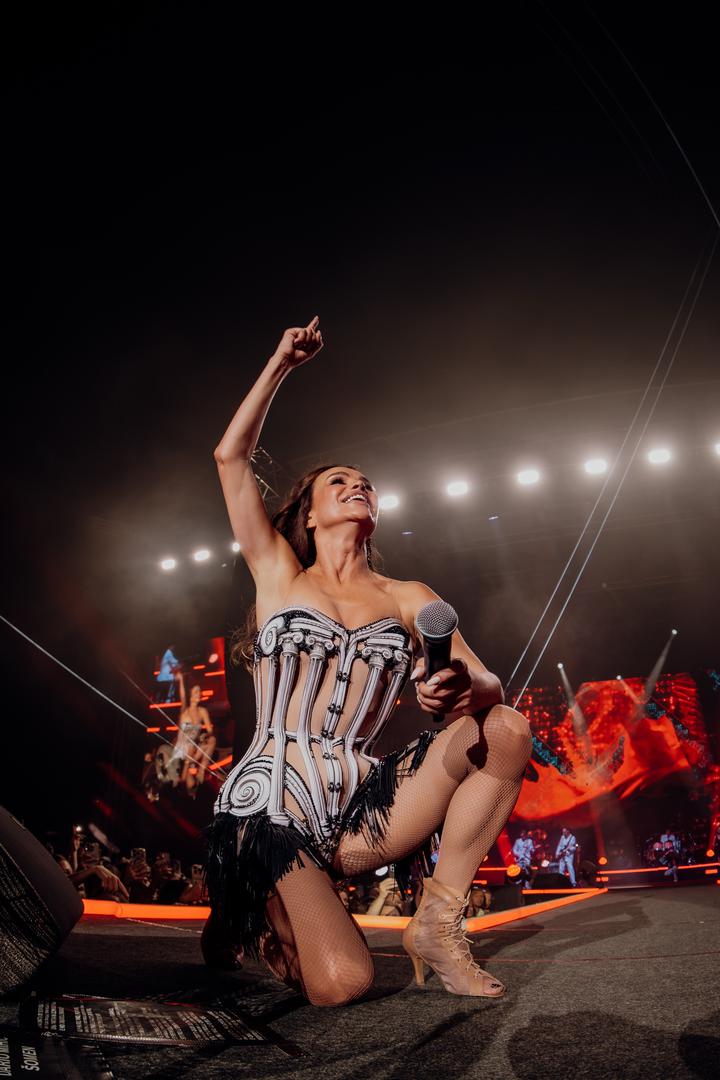 Upravo je taj neposredan, emotivan pristup, u kojem su glazba i Severina u središtu svega, obilježio zagrebačke i splitske koncerte, a potom i nastup pod otvorenim nebom pulske Arene. Sada ta koncertna priča dobiva svoju B stranu – donoseći ono što publika posebno voli, pjesme koje su obilježile Severininu karijeru, ali koje se rijetko ili nikada ne nalaze na njezinim koncertnim set-listama.