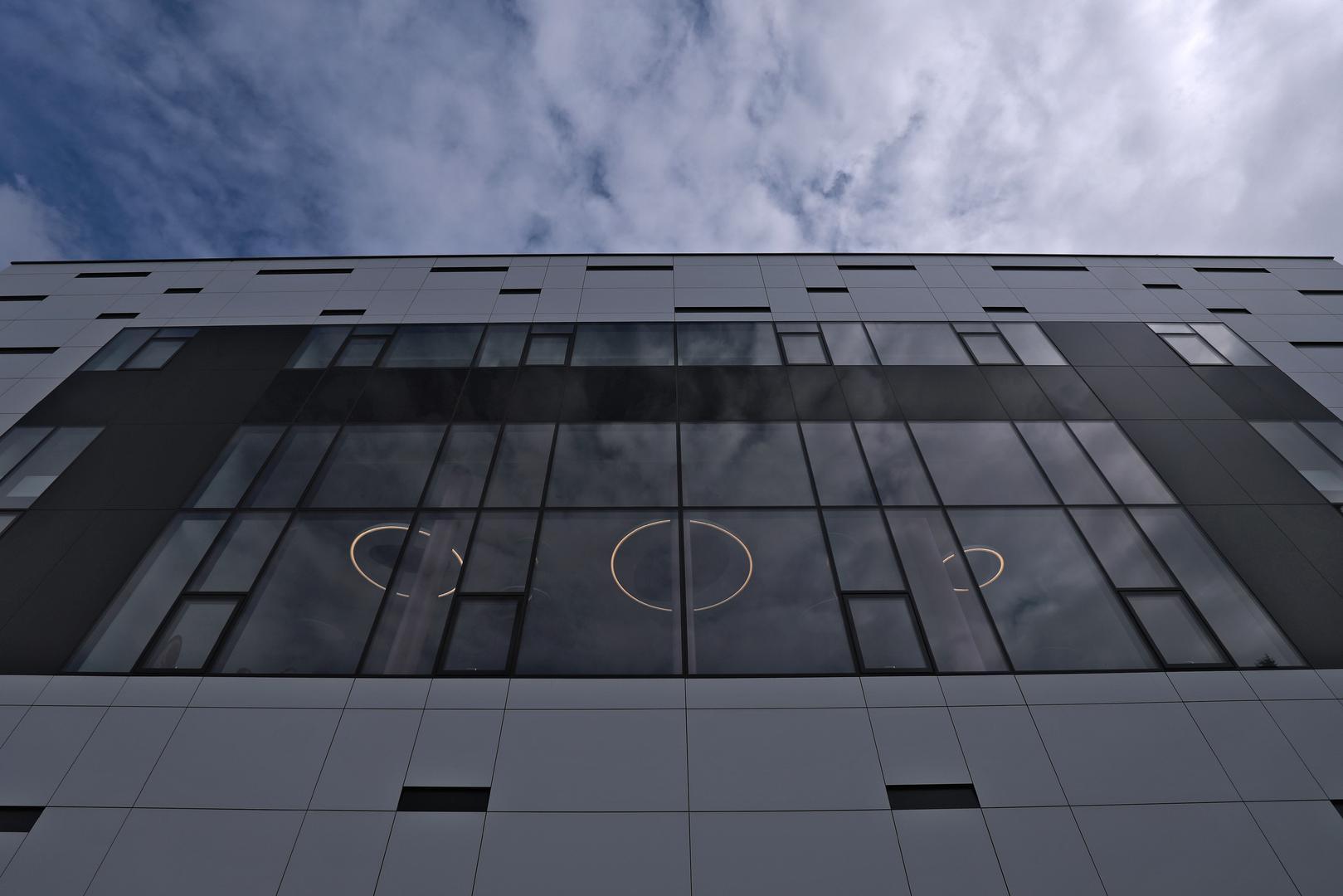 Prostor treba imati dvoranu za održavanje plenarne sjednice, minimalno šest dvorana za sjednica odbora, prostore za urede, ugostiteljske usluge, sanitarne čvorove, parking za službena vozila, vanjski perimetar oko zgrade i sl.