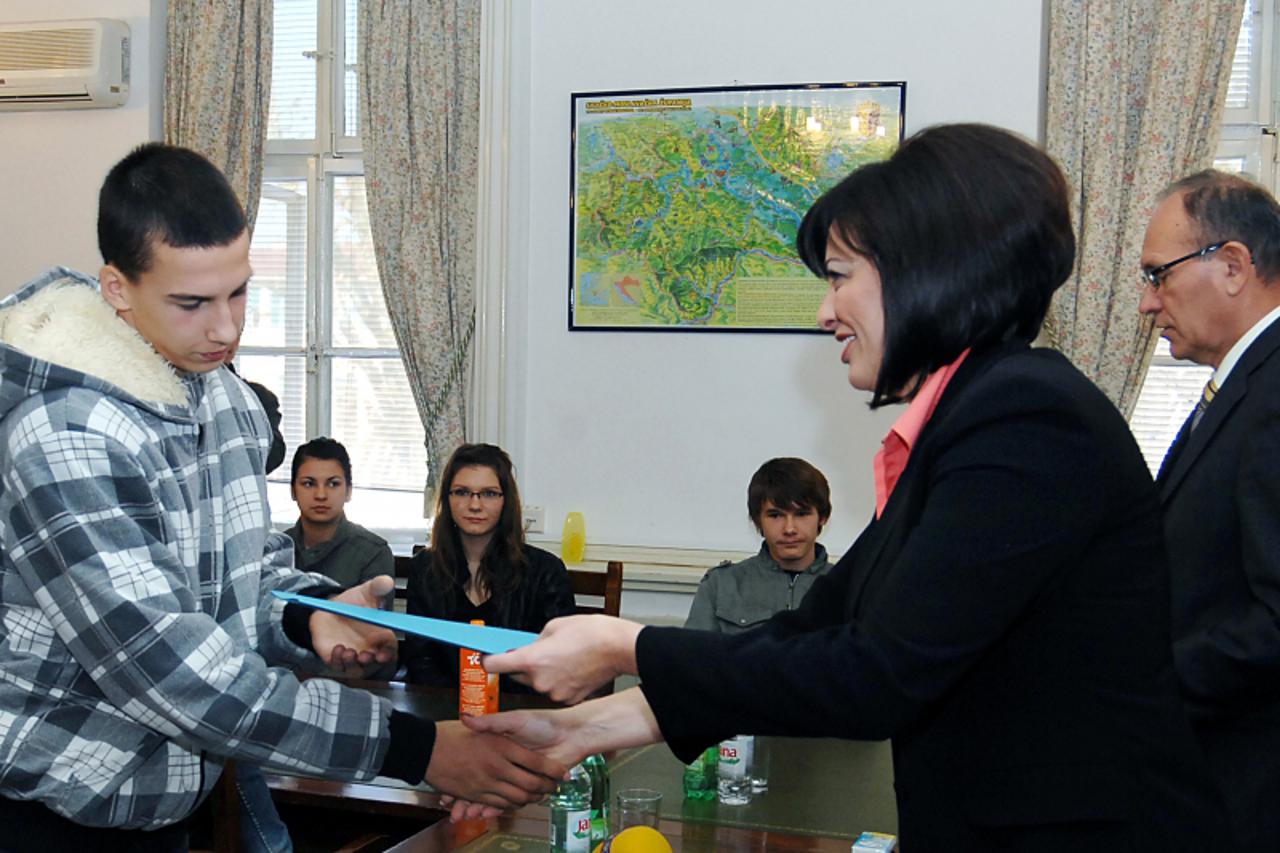 \'16.11.2010., Sisak - Ugovore o stipendijama srednjoskolcima je predala zupanica Marina Lovric Merzel. Photo:Nikola Cutuk/PIXSELL\'