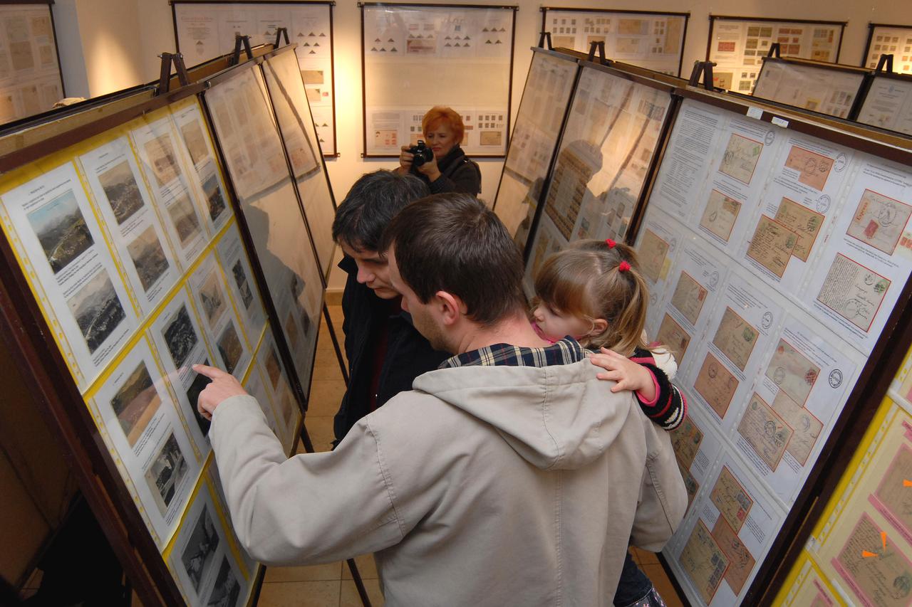 04.12.2012., Slavonski Brod - Brodsko-posavska zupanija i grad Slavonski Brod domacini su prestizne nacionalne bilateralne jednovitrinske filatelisticke izlozbe 'Hrvatska-Slovenija, Slavonski Brod 2012.'. Izlozba je organizirana u suradnji Muzeja Brodskog