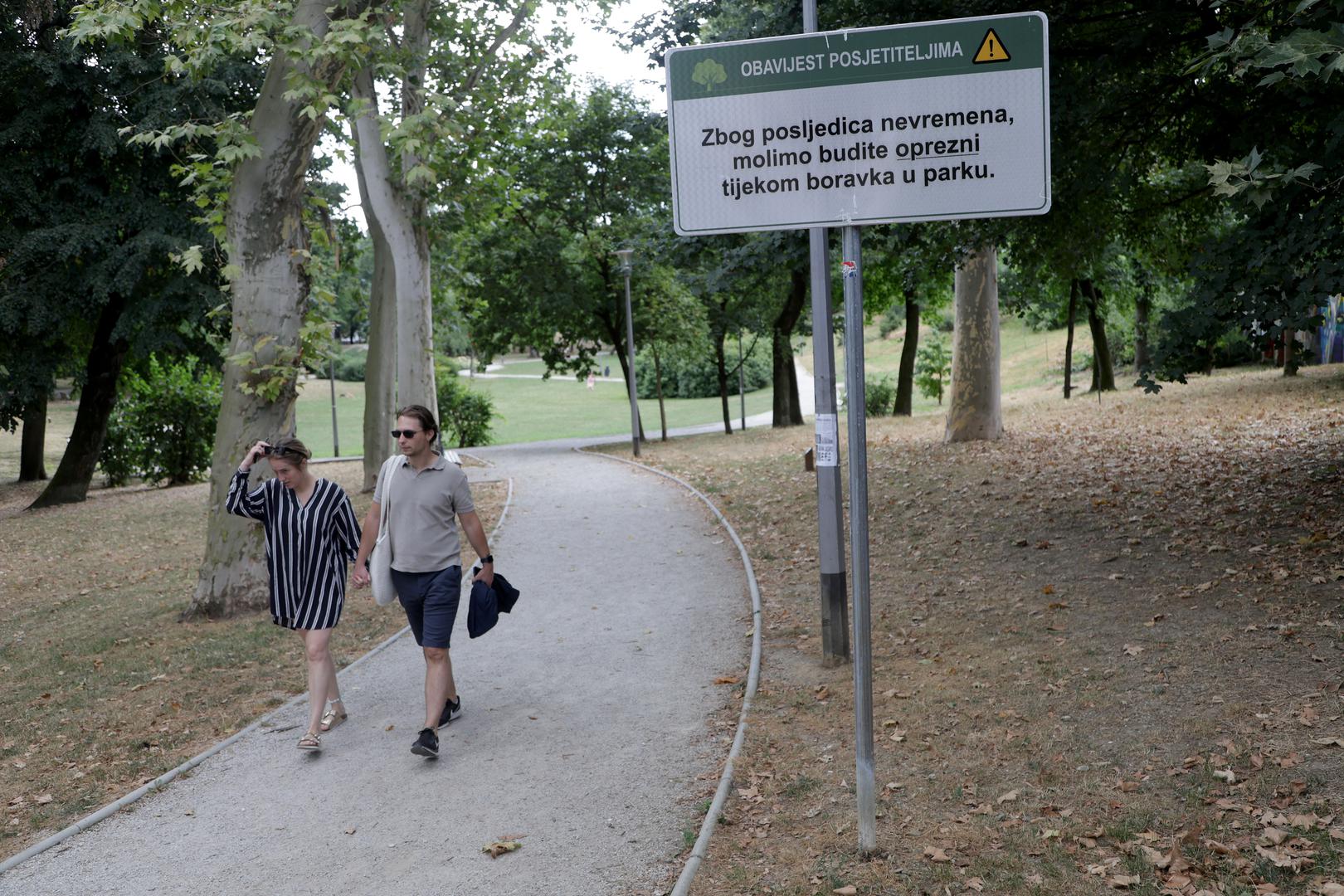 U zagrebačkim parkovima mnoga su stabla srušena, a grane polomljene. Zbog toga se posjetiteljima savjetuje oprez jer i dalje postoji mogućnost od pada grana ili nestabilnih stabala.