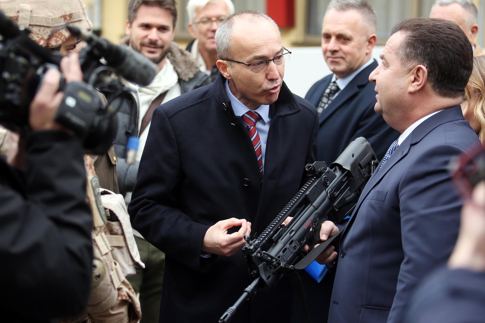 Ministri su razmijenili mišljenja o mogućnostima proširenja bilateralne obrambene suradnje, posebno u području vojno-tehničke suradnje, suradnje obrambenih industrija te području izobrazbe i obuke, izvijestili su iz MORH-a. 