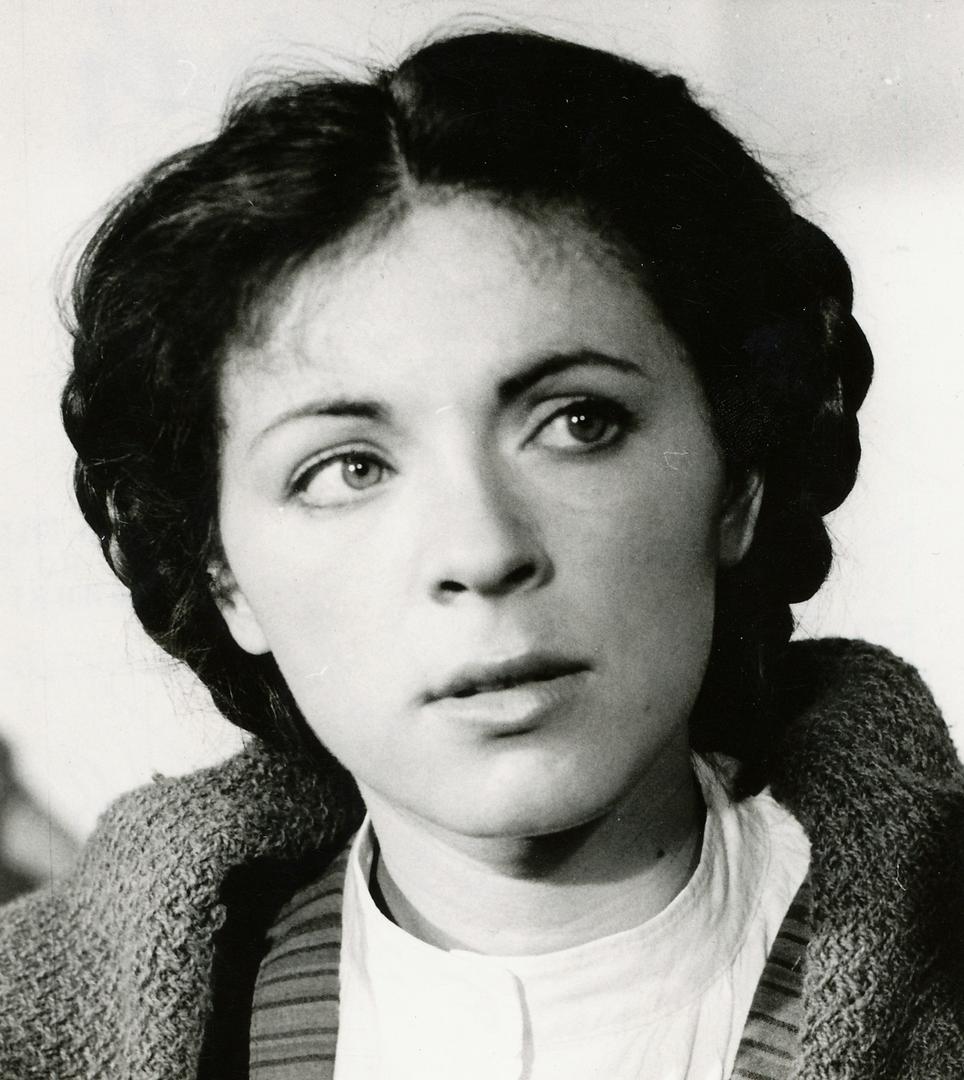  U filmu Lepota poroka koji je razbio brojne tabue Mira se pojavljuje i u sceni grupnog seksa, gledali smo je i u Kiklopu, U raljama života, Za sreću je potrebno troje… Kasnije je ostvarila uspješnu karijeru u Americi i glumila u hit seriji Izgubljeni.