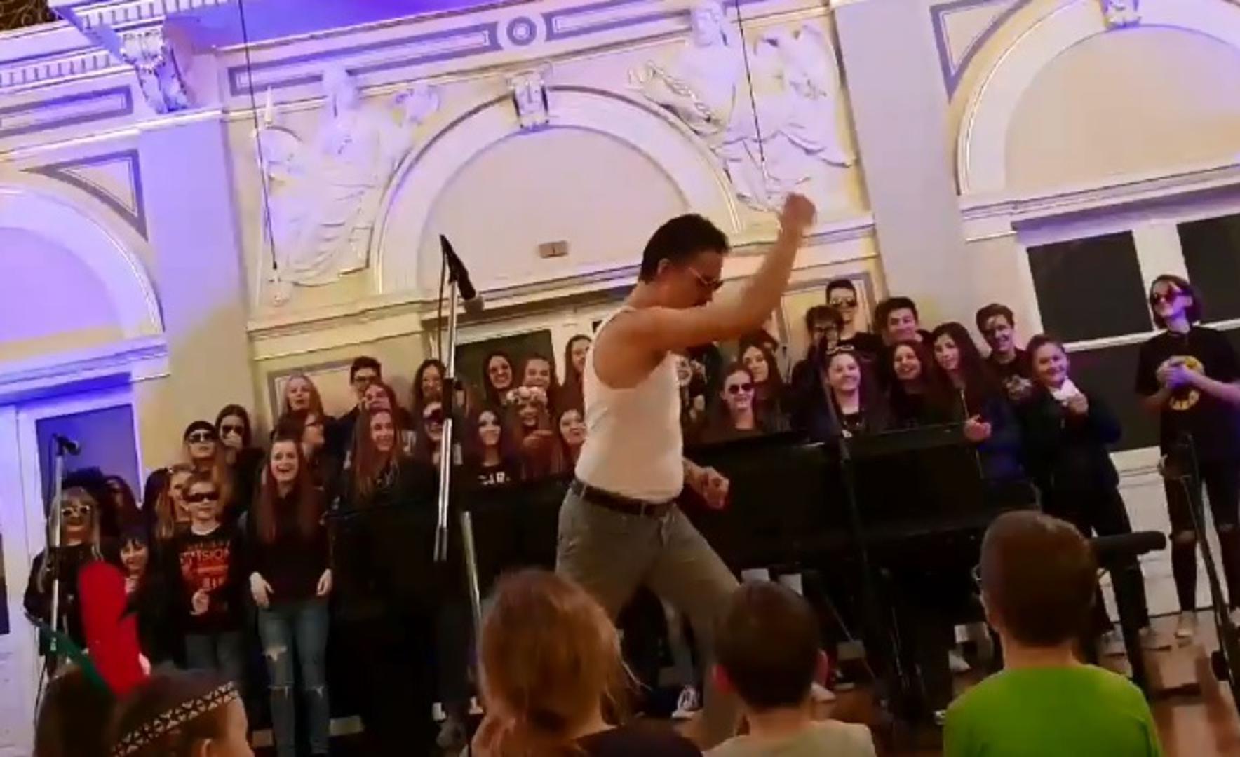 Snimka varaždinskog profesora Tomislava Cvrtile iz Glazbene škole koji je sa zborom izveo Bohemian Rhapsody postala je hit na društvenim mrežama. Fašnički koncert 2019. održan je u Koncertnoj dvorani HNK u Varaždinu. Profesor se prerušio u Freddyja Mercuryja, a svi su uživali – i djeca i publika. Snimka je oduševila brojne građane koji su ostavljali komentare pohvale.