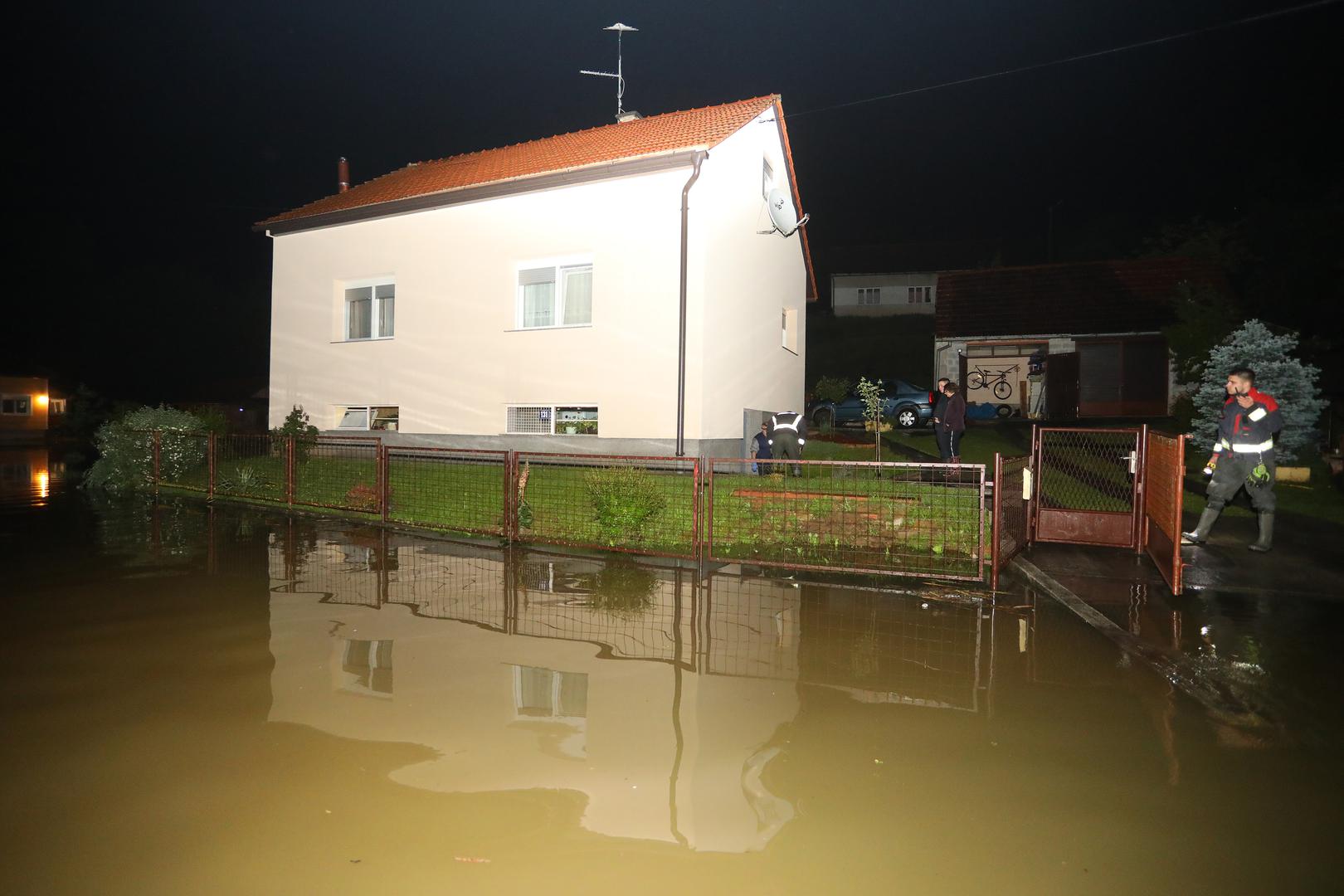 16.05.2023., Duga Resa - Zbog visokog vodostaja rijeke Mreznice poplavljena su brojna naselja oko Duga Rese. U Gornjem Mrzlom Polju brojne kuce su odsjecene i nema struje. Vatrogasci i HGSS  ispumpavaju vodu iz podruma kuca i dovoze vrece sa pijeskom. Photo: Kristina Stedul Fabac/PIXSELL