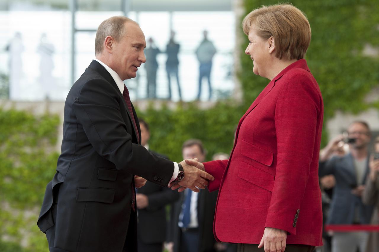 ARCHIVE PHOTO: Former Chancellor Angela Merkel and Vladimir PUTIN.