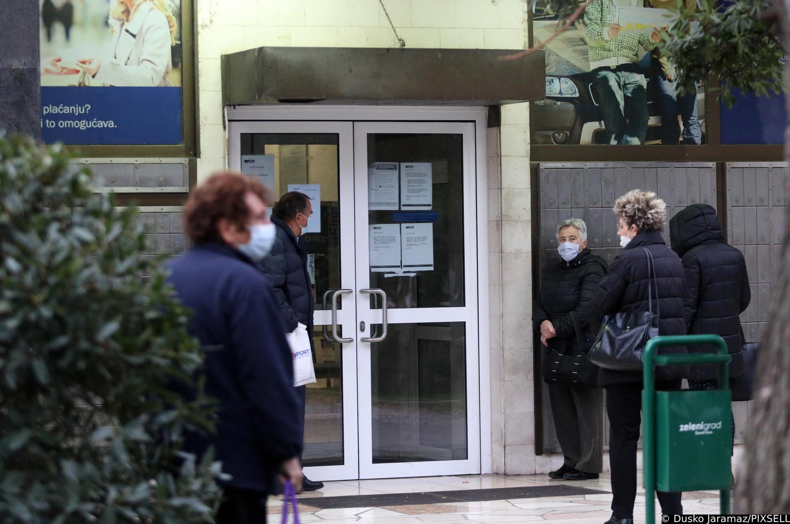 16.11.2021., Sibenik - Prvi je dan obvezne primjene covid potvrda koje dokazuju da je netko cijepljen, da je prebolio covid-19 ili je negativan i od danas postaju obvezne za ulaz u javne i drzavne ustanove. Provjera djelatnika zupanijske uprave i cekanje ispred Fine.  