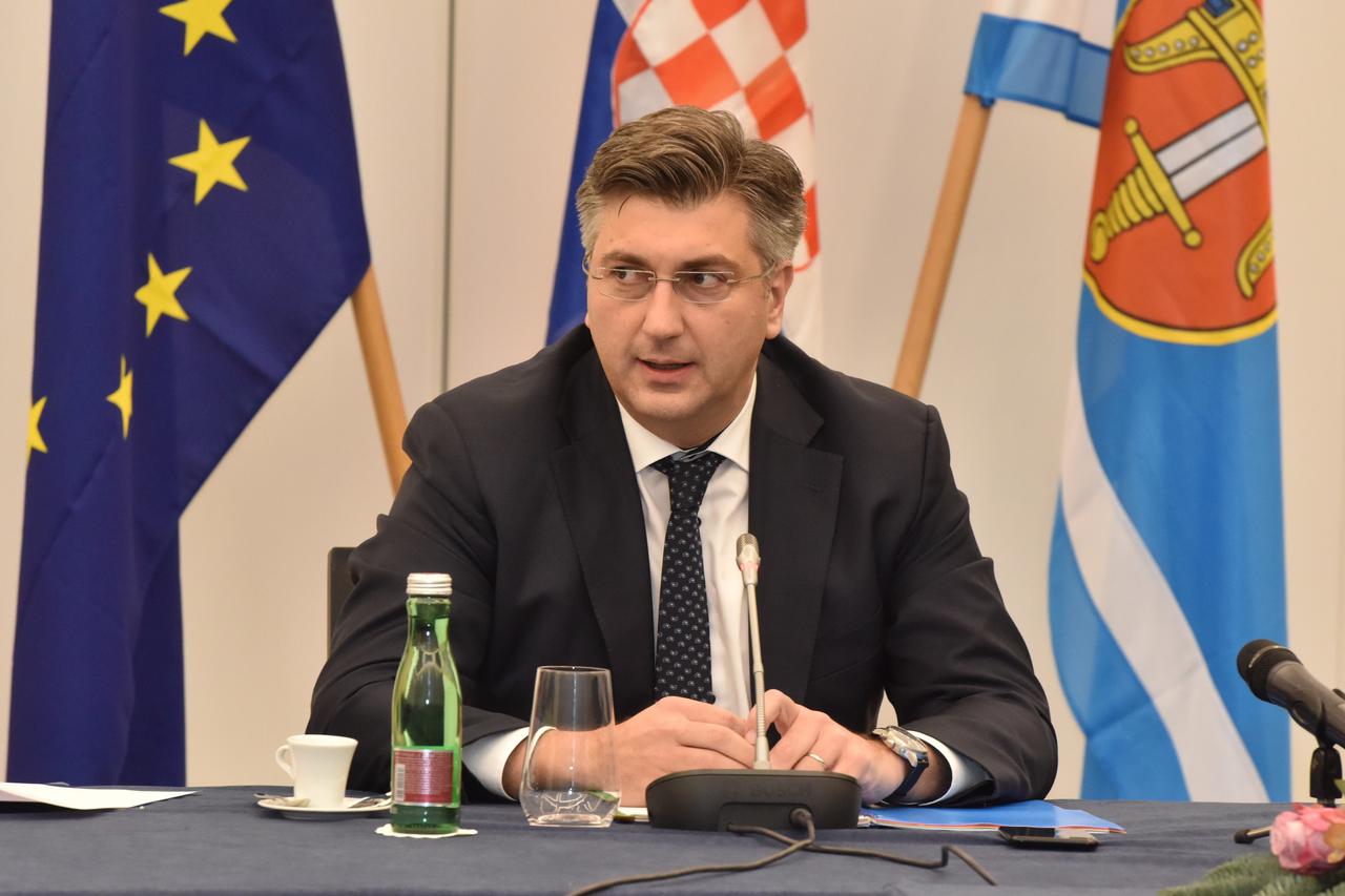 Plenković s ministrima na sastanku sa županima i predstavnicima gradova i općina u Šibeniku