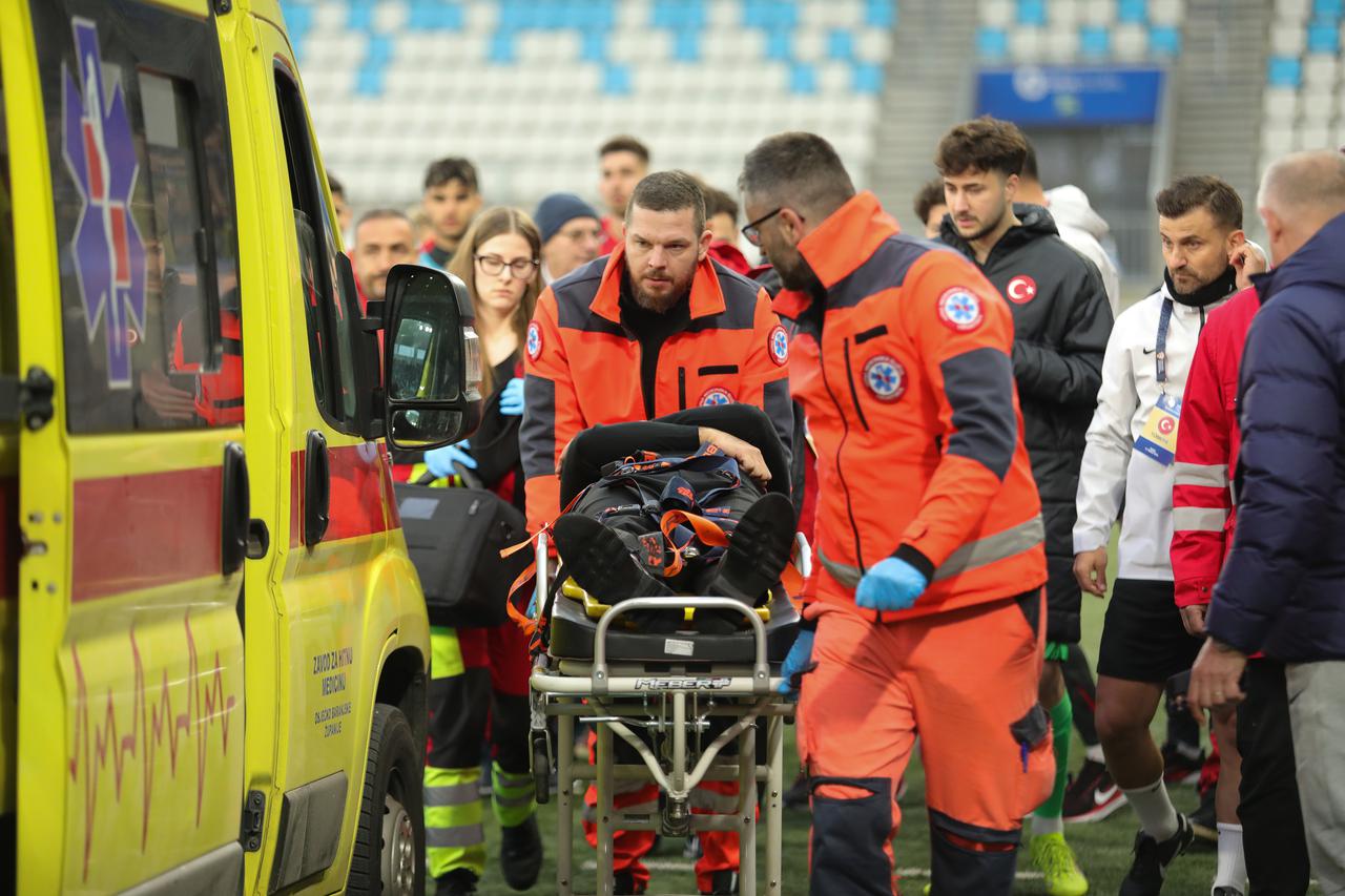 Osijek: Tijekom utakmice s Hrvatskom, turski izbornik Egemen Korkmaz se srušio i odvela ga je Hitna pomoć