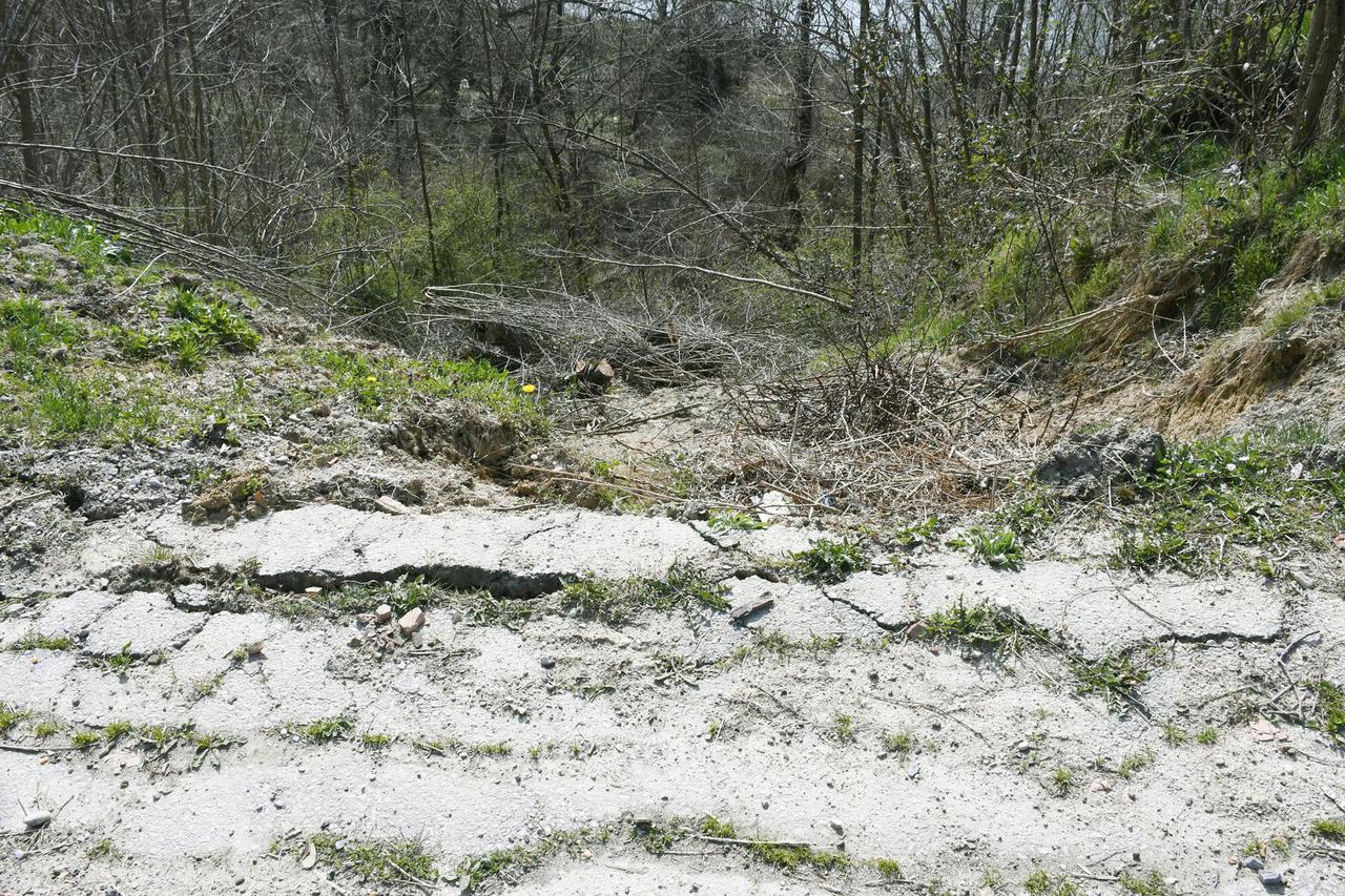 U Starim Farkašićima se nakon potresa aktiviralo klizište na više mjesta