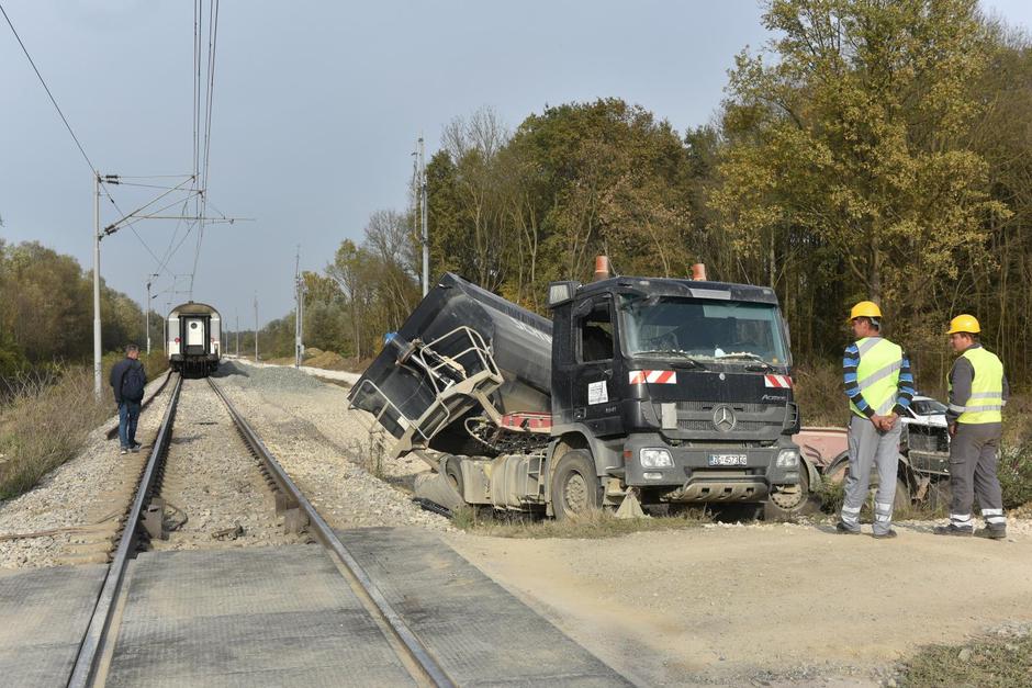 Brzi vlak kod Vrbovca udario kamion