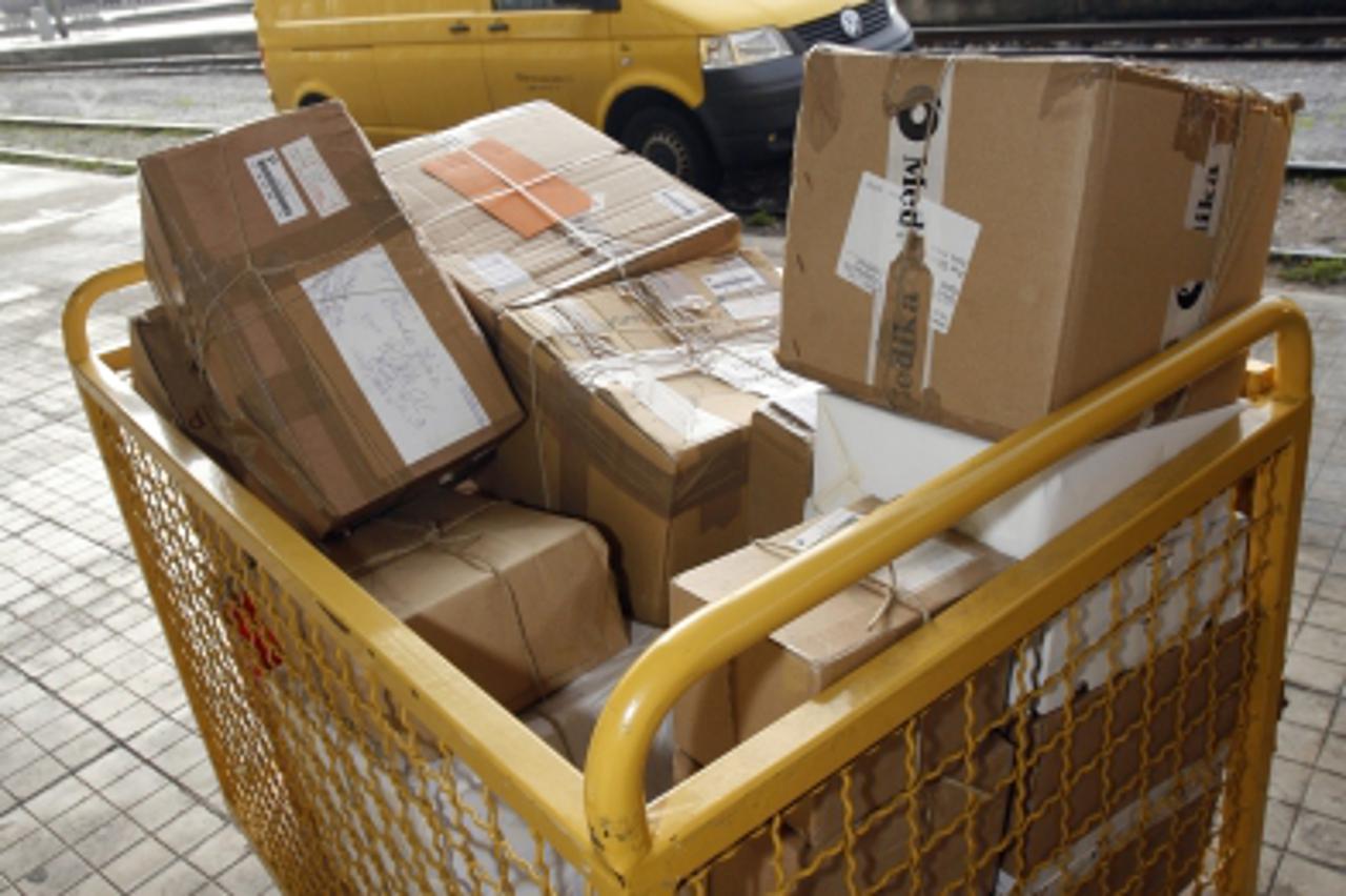 \'Rijeka, 171110. Hrvatske poste - postanski ured Rijeka na adresi Kresimirova 7. Na fotografiji: razvrstavanje i utovar paketa - HP ekspres. Foto: Tea Cimas / Cropix \'