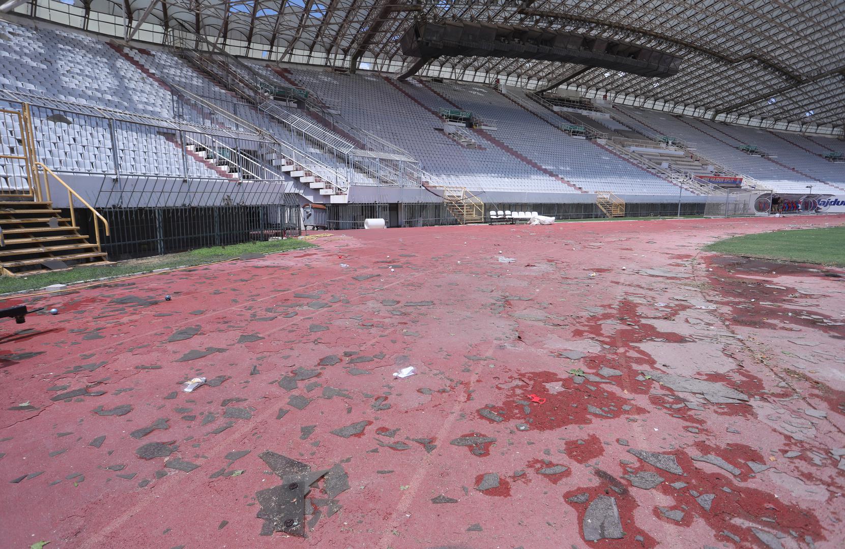 Stadion Poljud u utorak ujutro pogodilo je žestoko nevrijeme koje je nanijelo veliku štetu terenu, ali i uredima Hajduka. Šteta se zbraja, a Hajduk sada mora u žunu sanaciju terena pred novu sezonu
