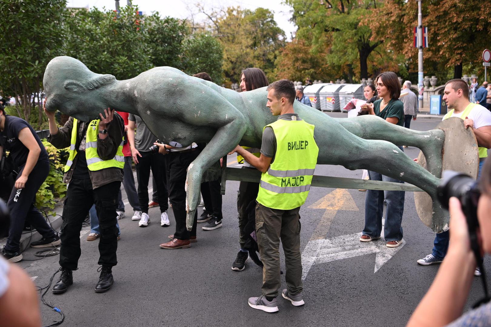 Potpise su prikupljali tijekom prethodna dva dana, nakon čega su se u nedjelju poslijepodne zajedno s građanima okupili ispred Rektorata Sveučilišta u Beogradu.