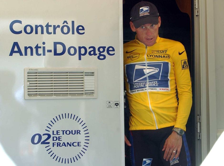 (dpa) - US Lance Armstrong of the US Postal Service team walks out of the doping control center after the 15th stage of the Tour De France from Vaison-la-Romaine to Les-Deux-Alpes, in Les-Deux-Alpes, 23 July 2002./DPA/PIXSELL