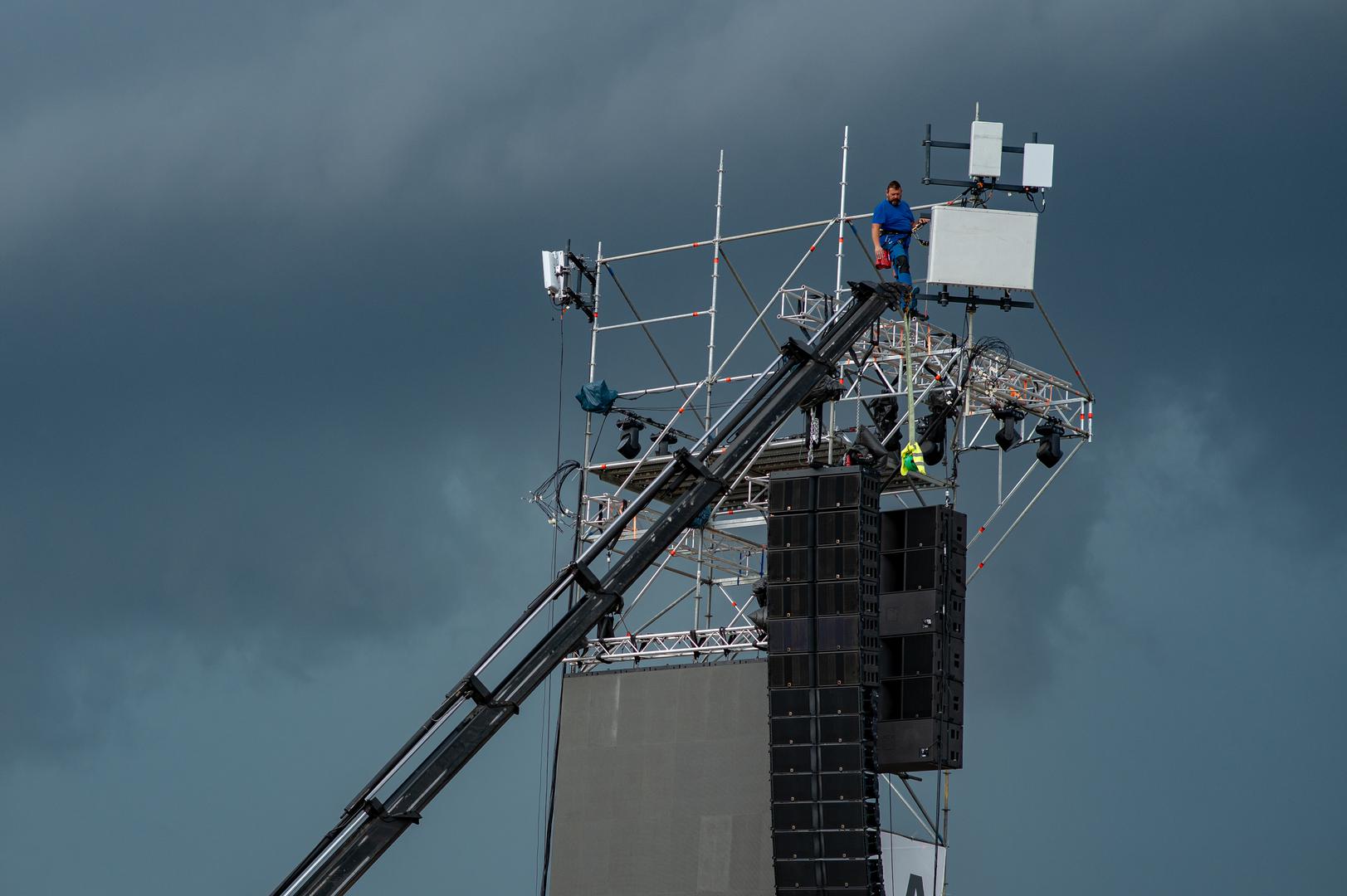 Postavljeno je bilo i 700 kutija razglasa, a sve je pripremalo ukupno 500 radnika. 