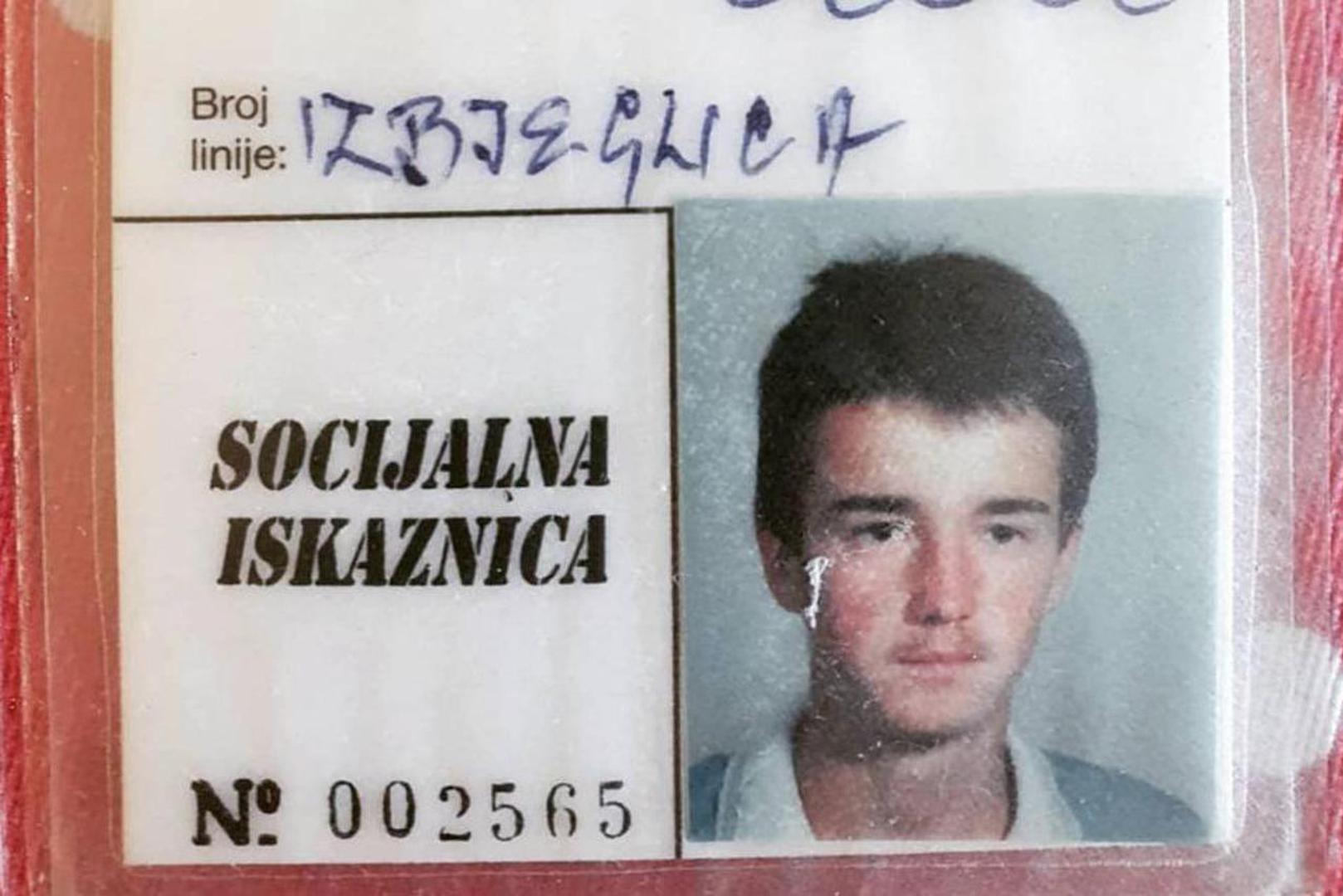 Tome svjedoči i fotografija koju je objavio na društvenim mrežama. Prikazuje socijalnu iskaznicu s Ljubičićevom fotografijom nad kojom piše "izbjeglica". Iza nje stoji teška priča hrvatskog teniskog asa. Kada mu je bilo 12 godina, osvojio je prvenstvo Jugoslavije, osam godina nakon što ga je otac prvi put doveo na teniski teren.