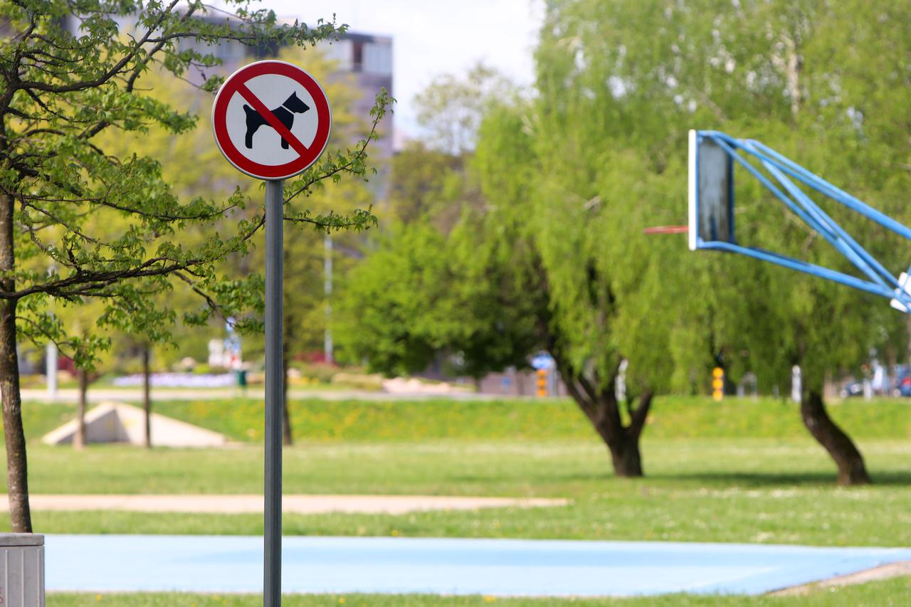 Znakovi zabrane za pse u parkovima
