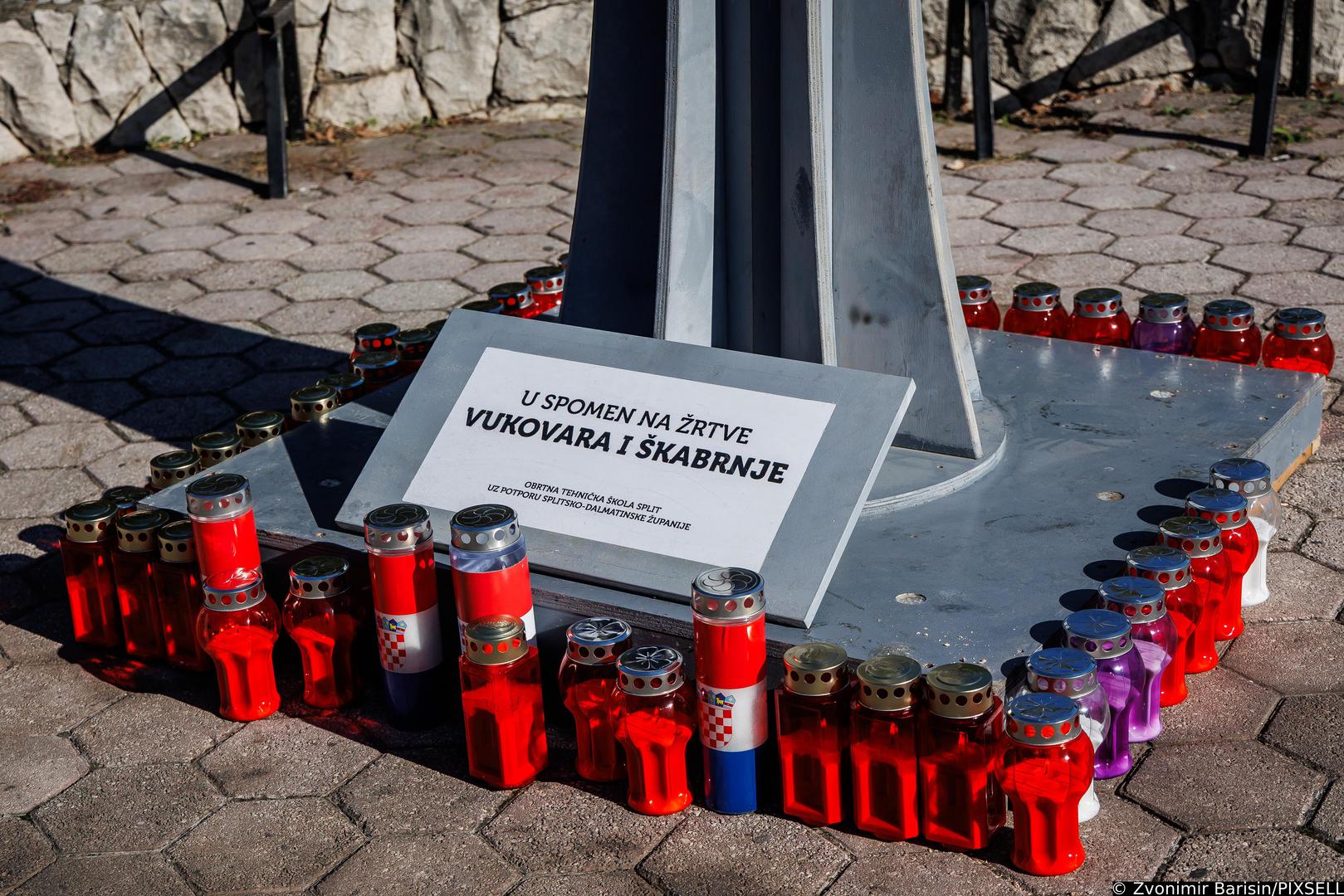 Maketu Vukovarskog tornja, ispred kojeg su zapaljene svijeće, izradili su učenici Obrtne tehničke škole Split.