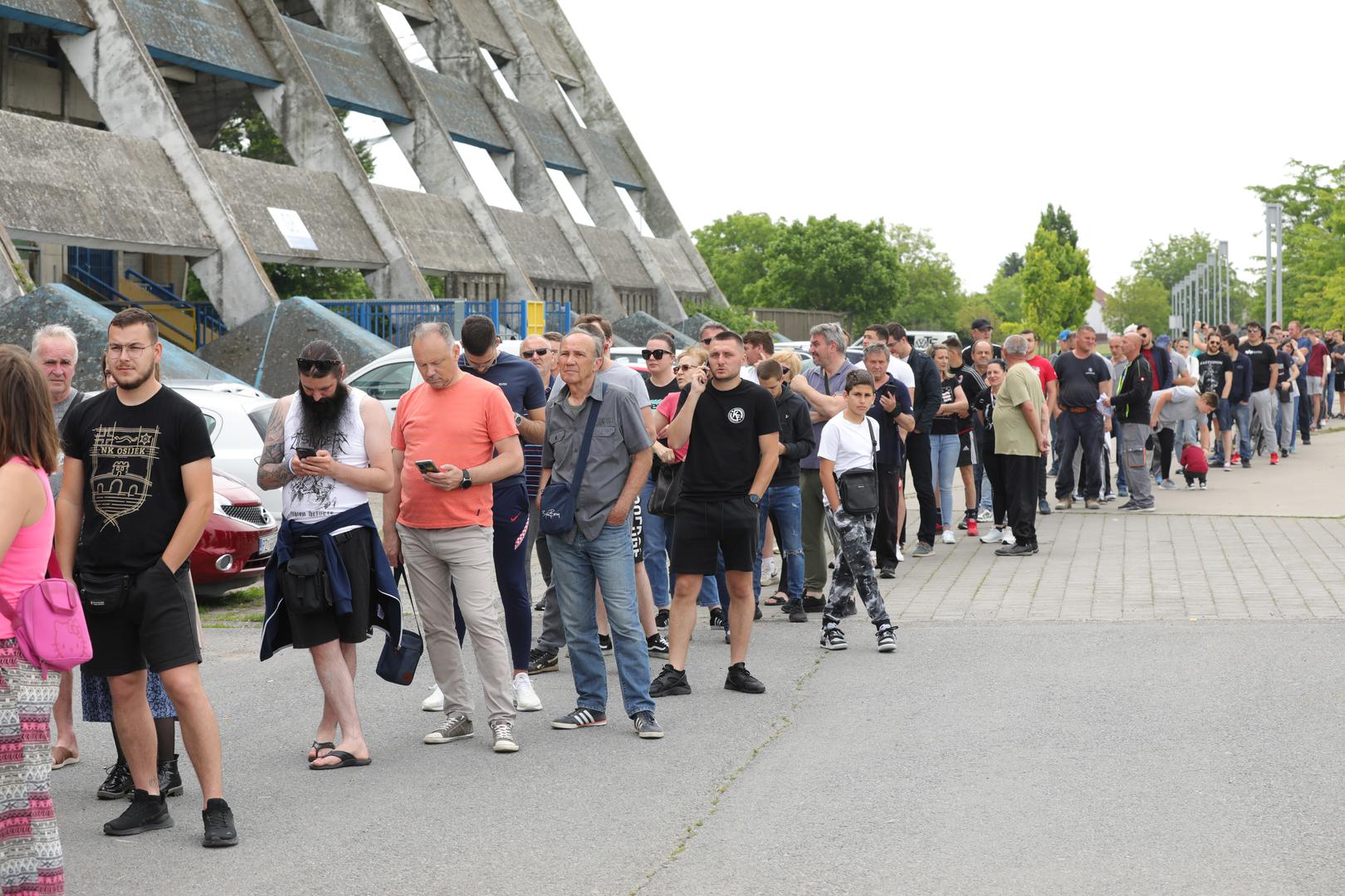 24.05.2023., Osijek - Kod tribine Zapad, na Ticket pointu zapocela je prodaja ulaznica za utakmicu NK Osijek - HNK Rijeka. To ce biti posljednja utakmica koju ce NK Osijek odigrati na stadionu Gradski vrt.   Photo: Dubravka Petric/PIXSELL