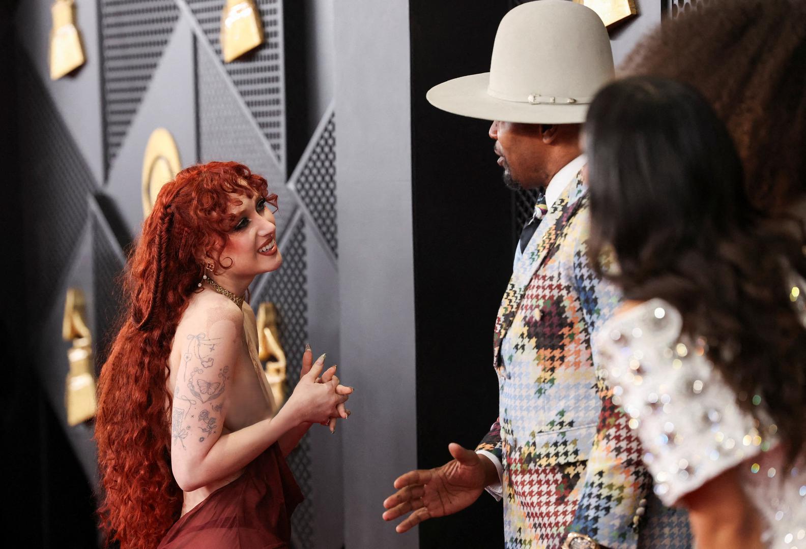 Ovaj upečatljivi look inspiriran je kultnom couture kolekcijom "Jeu de Paume" Manfreda Thierryja Muglera iz proljeća/ljeta 1998., koju je za kolekciju proljeće/ljeto 2026. reinterpretirao Miguel Castro Freitas.