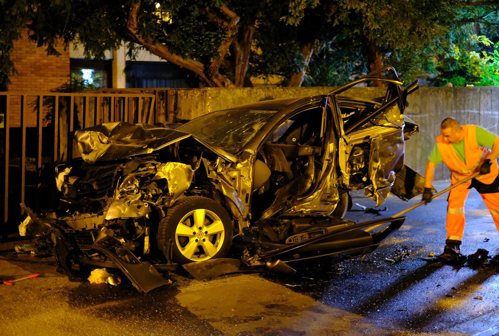 Na Ksaverskoj cesti vozač automobila se zabio u tri parkirana vozila. 