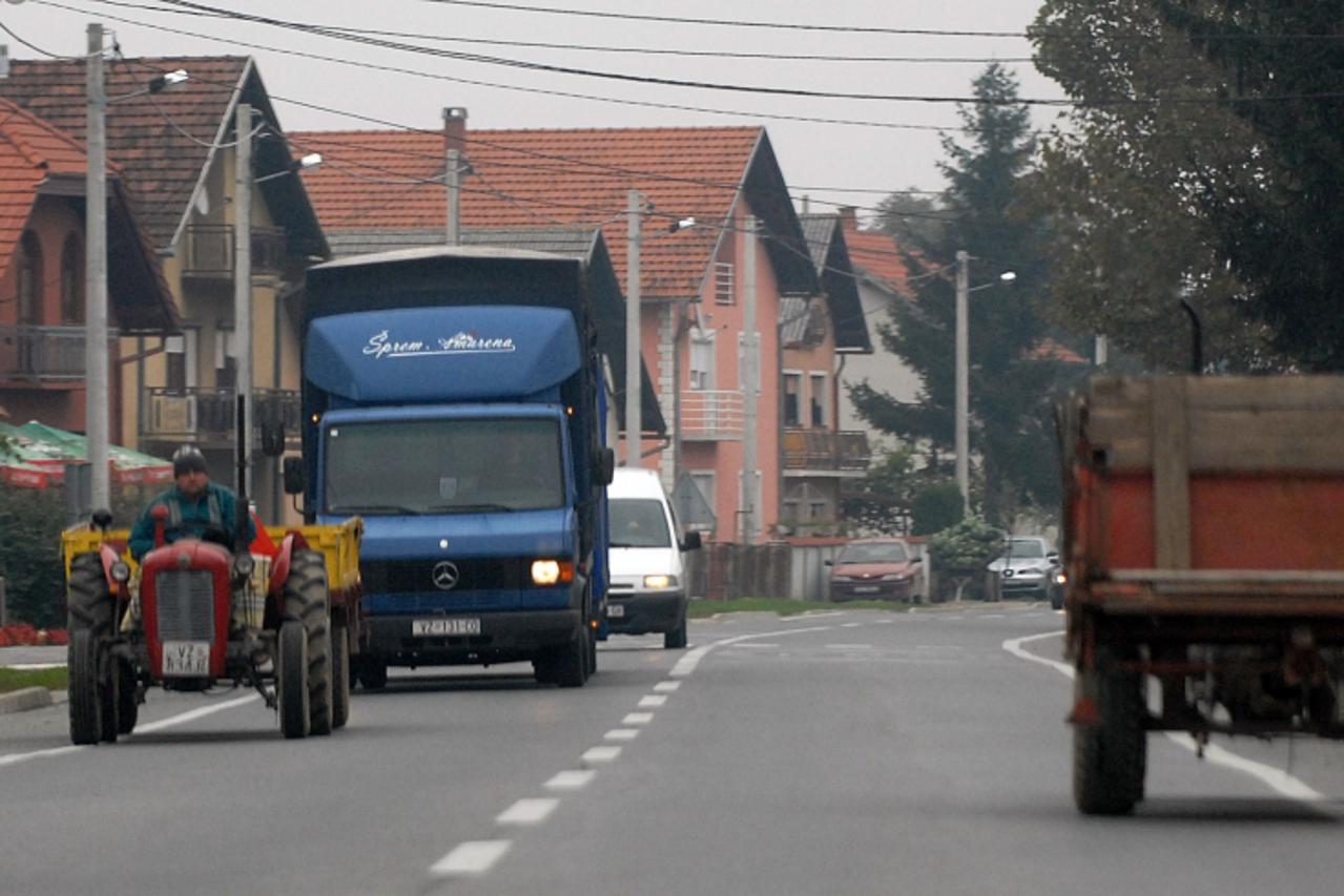 '13.10.2010. Nedeljanec, Varazdin, Vrijeme je berbe poloprivrednih usjeva pa na cestama ima sve vise traktora koji stvaraju guzve Photo: Marko Jurinec/PIXSELL'