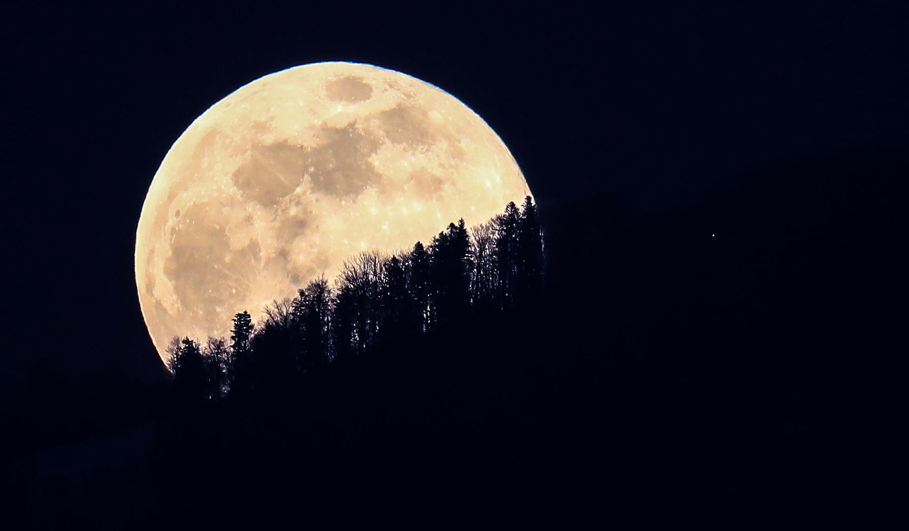 Ako ga još niste vidjeli, pogledajte Mjesec koji nas večeras obasjava jer tako sjajan i velik biti idućih sedam godina.