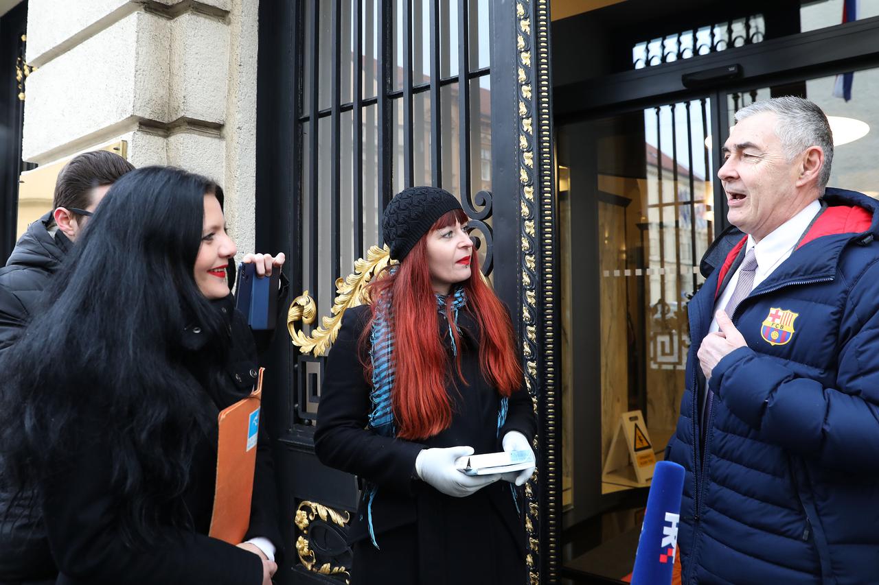 Aktivisti Slobodne Hrvatske dijelili su ispred Sabora zastupnicima testove na droge