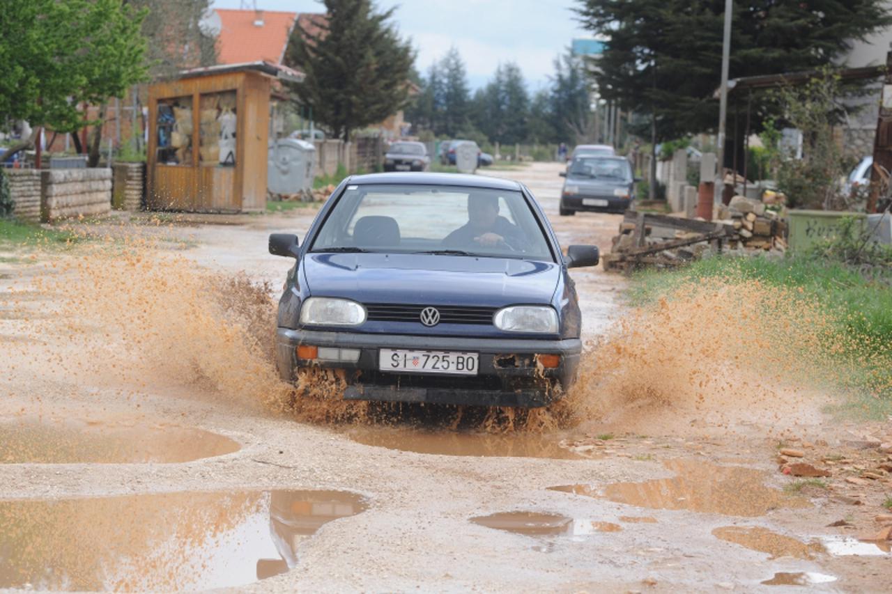 '14.04.2010.,Kistanje - Mjestani Kistanja organizirali prosvjed zbog laznih obecanja oko asfaltiranja ceste u mjestu Photo: Hrvoje Jelavic/PIXSELL'