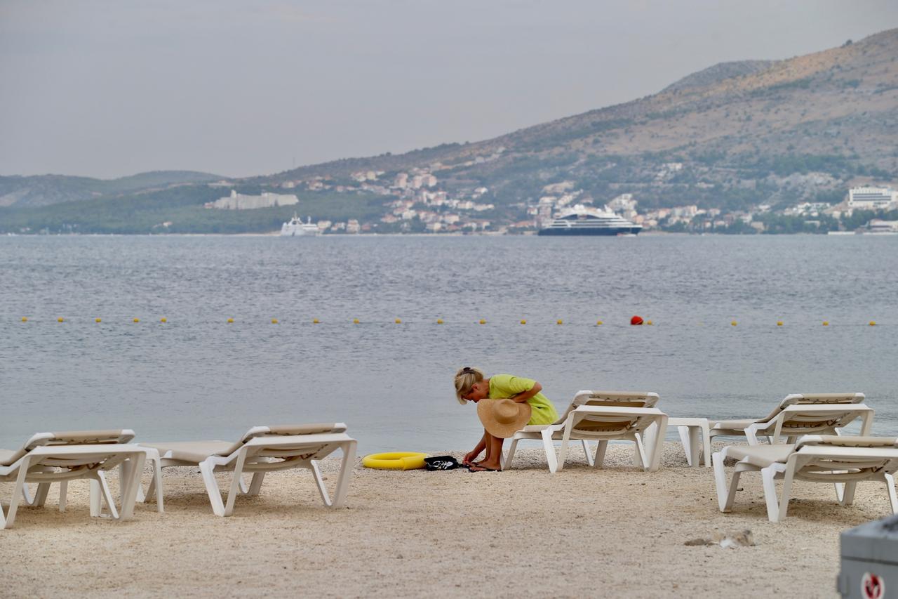 Plaža u Okrugu Gornjem prije samo nekoliko dana bila je puna turista