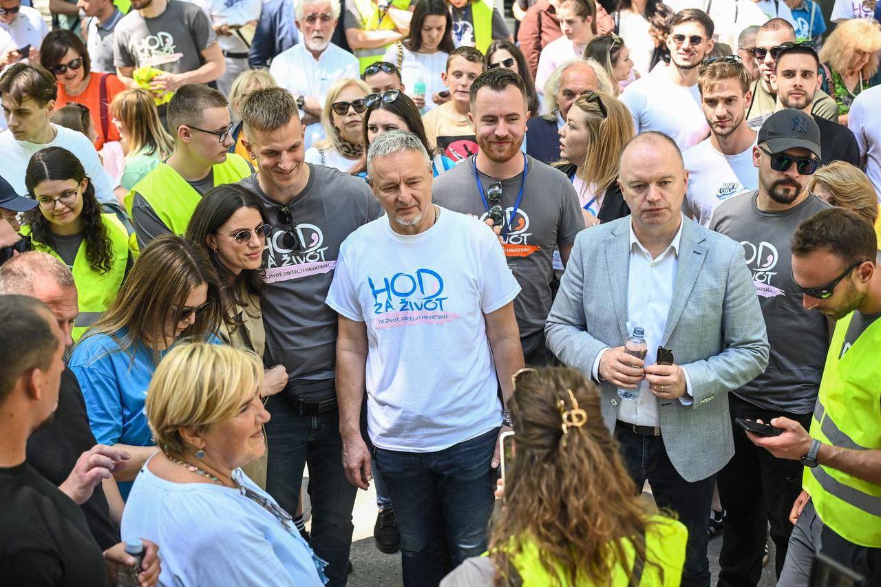 Zagreb: Marko Perković Thompson zapjevao okupljenima na Hodu za život