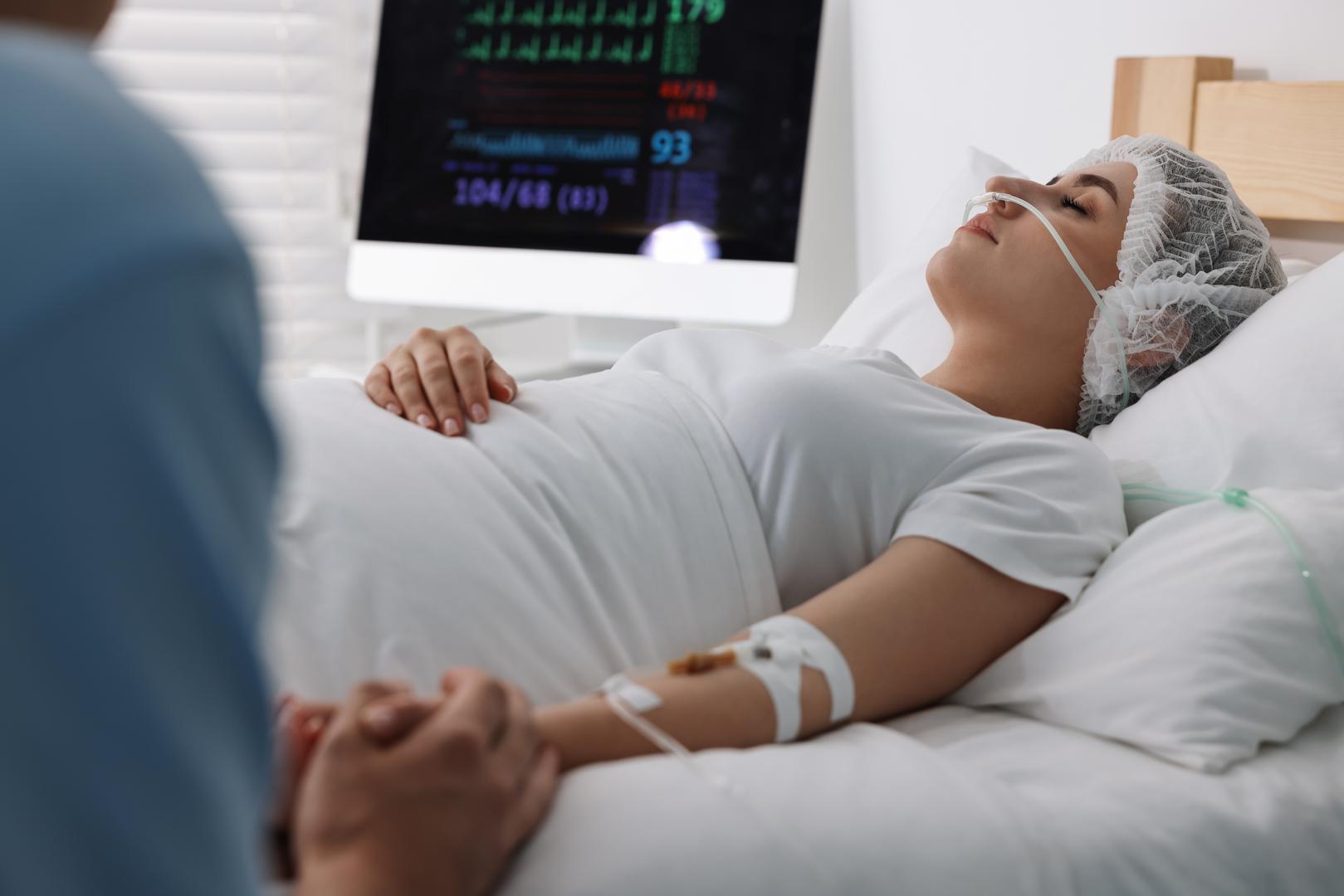 Ponekad su ljudi toliko uplašeni da odgađaju odlazak u hospicij, misleći da je palijativna skrb "samo smrt". "Zatim dođu i kažu: 'Oh, volio bih da sam došao ovdje ranije, toliko je ljepše nego što sam mislio da će biti'. Nešto manje od polovice ljudi na kraju ode kući ili u dom za starije i nemoćne, tako da ne umiru svi koji dođu. Kada ljudi znaju da je vremena malo, tada shvaćaju da nije važan novac ili posjed, već odnosi i ljubav. Imao sam ljude koji su rekli da su posljednja dva tjedna njihovih života bila najbolja dva tjedna jer su proveli vrijeme s ljudima koje vole", zaključio je liječnik.