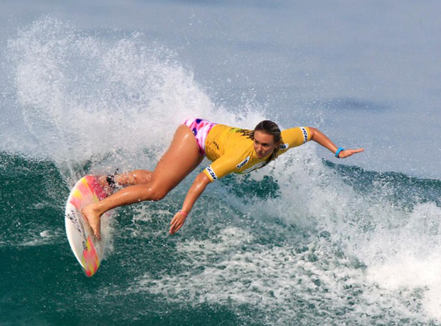 Ljubitelji surfanja razočarani su zbog odluke Svjetske lige koja je svojim kamermanima dala nove upute u praćenju ženskog natjecanja
