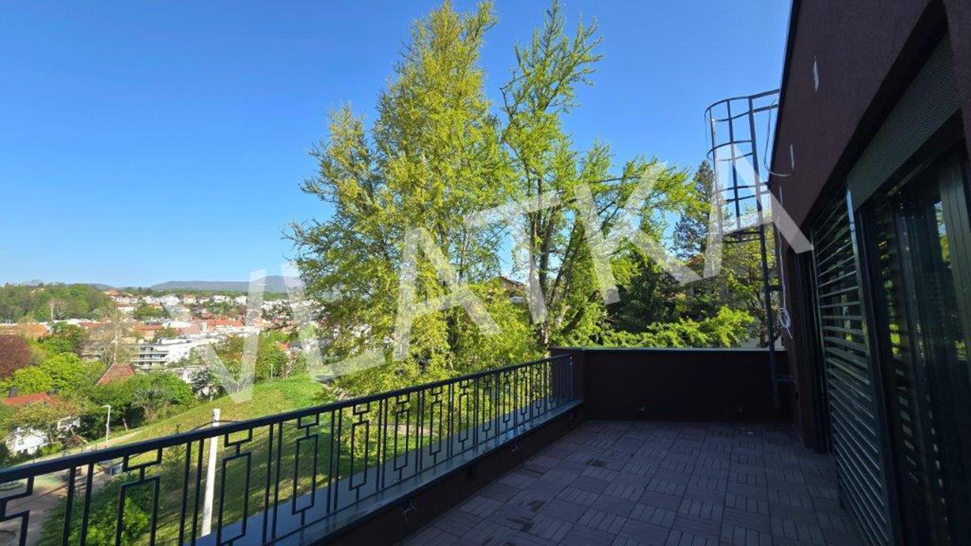  Ima četiri etaže, dva odvojena stana, pet spavaćih soba, dvije kuhinje, dva dnevna boravka i blagovaonice, četiri kupaonice, toalet za goste...