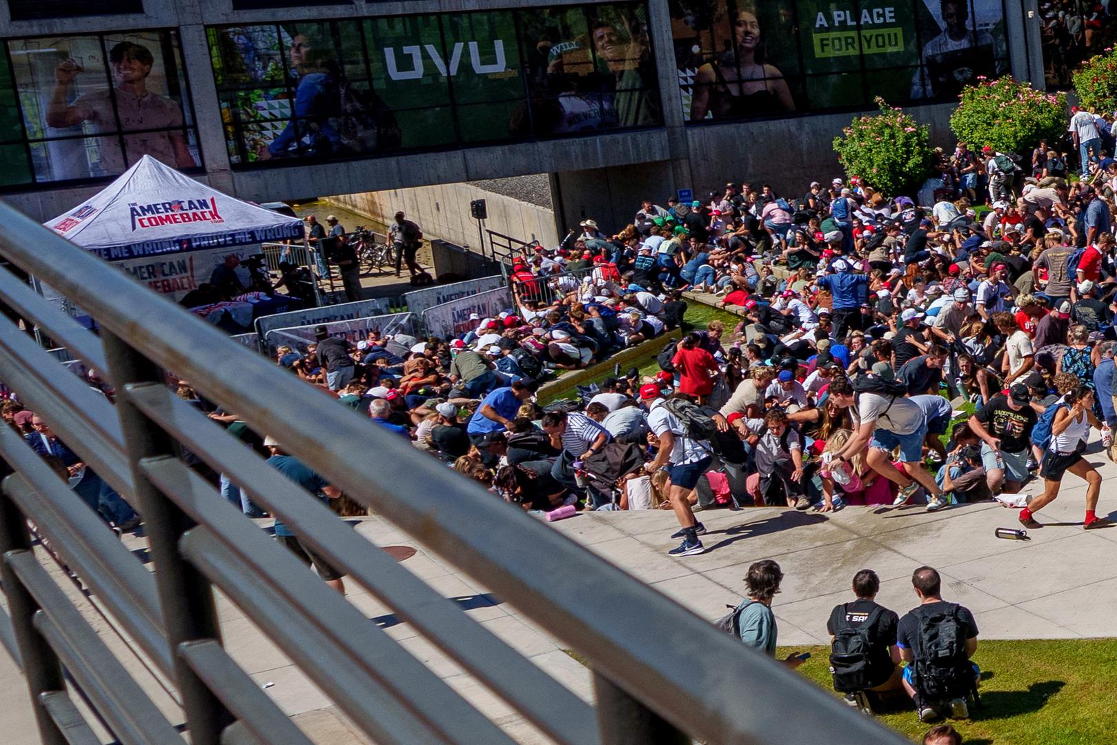 U trenutku pucnja pomaknuo je ruku prema vratu i pao sa stolice, dok su studenti razbježali u panici. Iz njegove organizacije objavili su da je pogođen u vrat i odmah prebačen u bolnicu, gdje je podvrgnut operativnom zahvatu. 