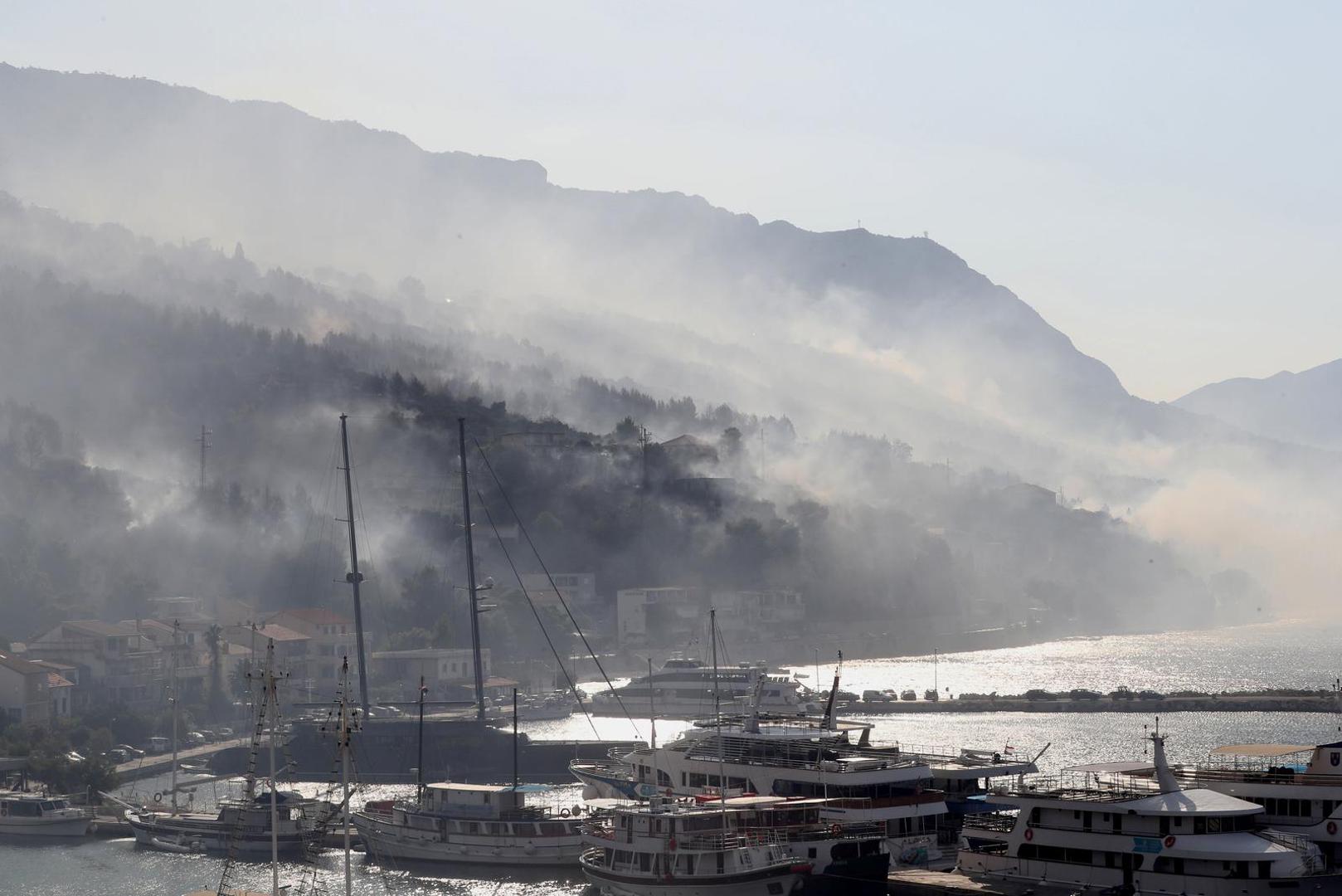11.08.225., Krilo Jesenice - Veliki požar iznad Krila Jesenice gasi više od 100 vatrogasaca Photo: Ivo Cagalj/PIXSELL
